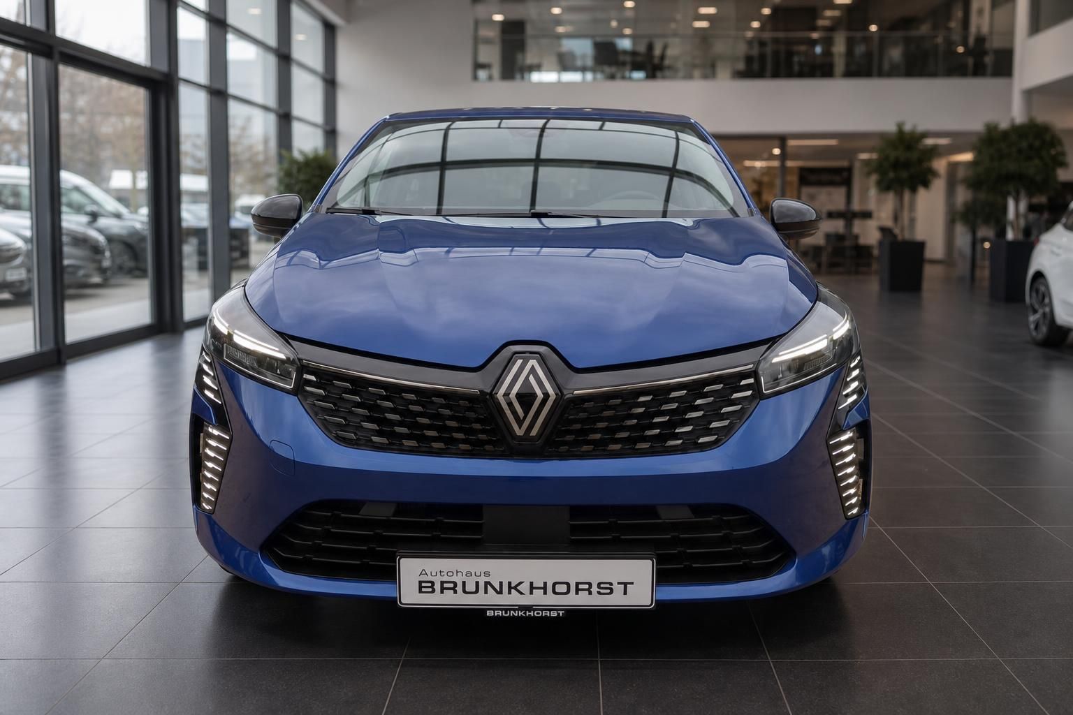Renault Clio blau Frontansicht im Autohaus - LED-Scheinwerfer und Kühlergrill