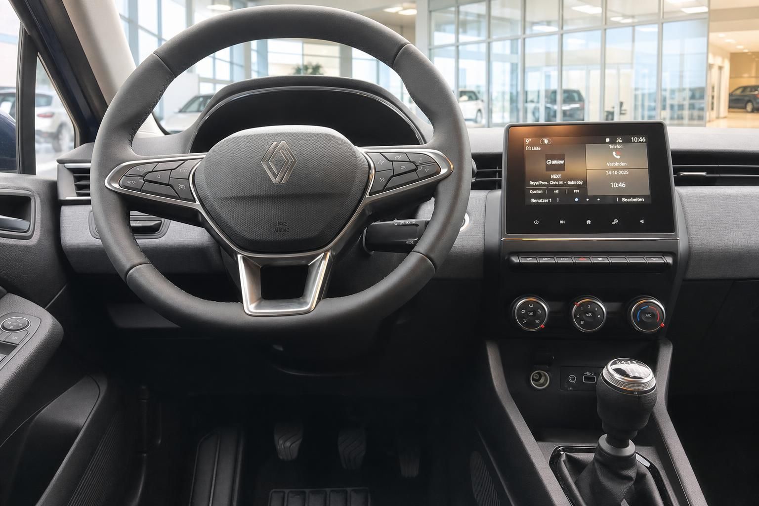 Renault Clio Innenraum Cockpit mit Lenkrad und Touchscreen Display