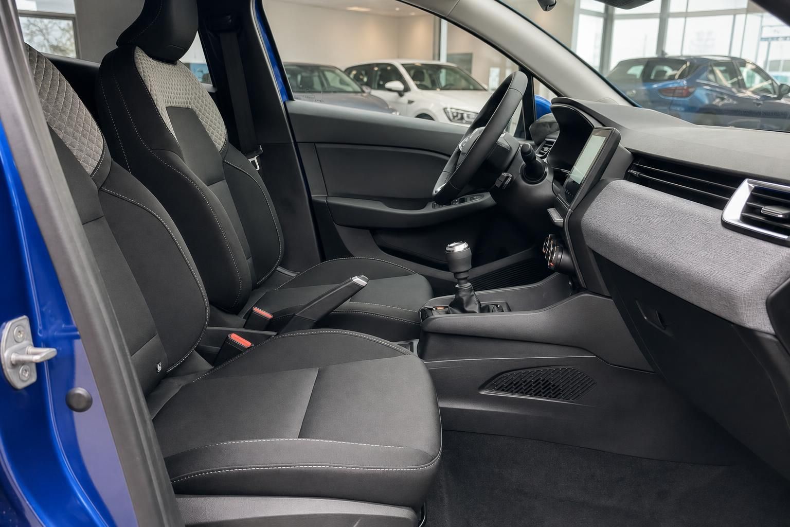 Renault Innenraum mit schwarzen Sportsitzen und Mittelkonsole - Fahrerplatz Ansicht