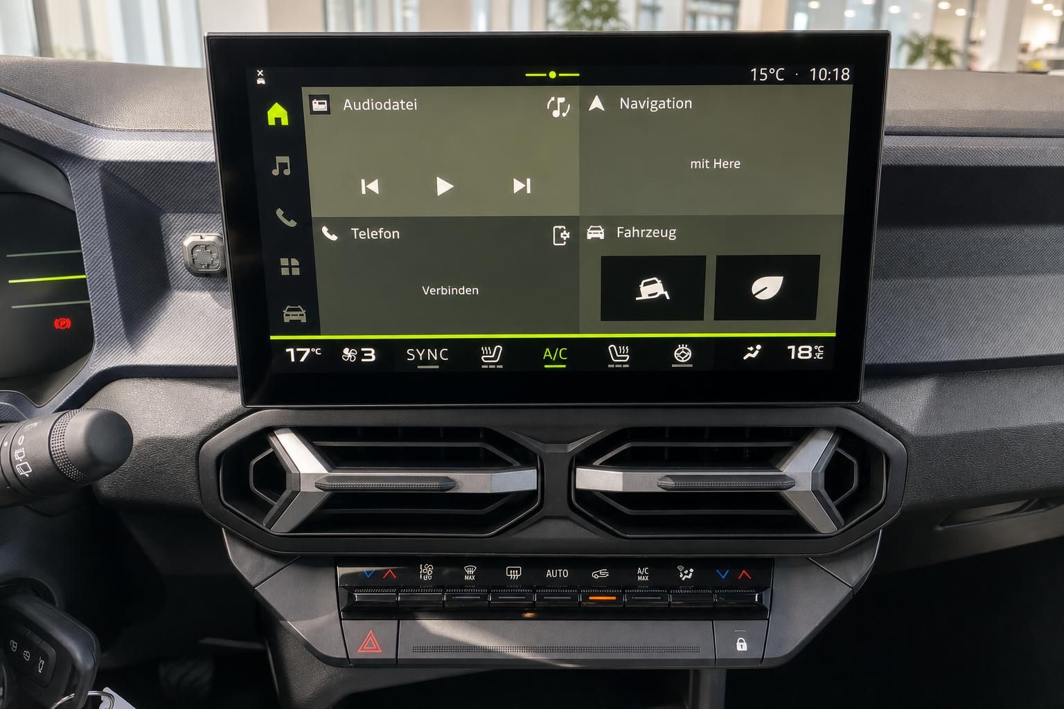 Infotainment-Touchscreen mit Klimabedienung im Fahrzeug-Cockpit