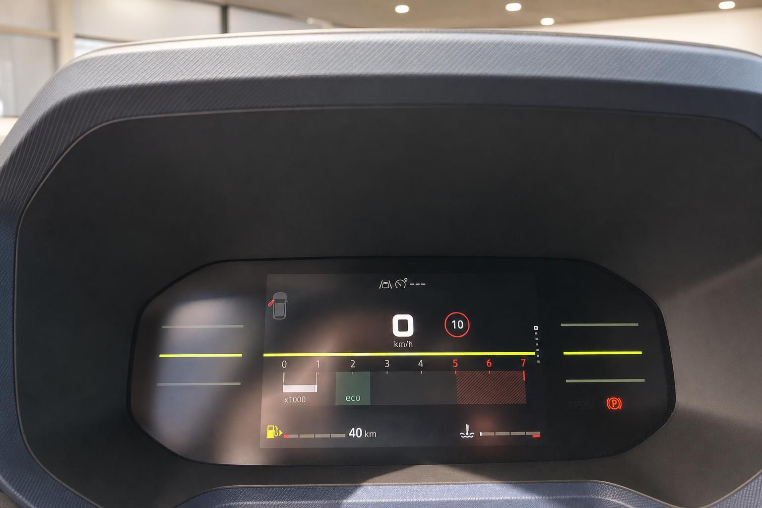 Digitales Kombiinstrument mit Tacho und Anzeigen im Fahrzeugcockpit