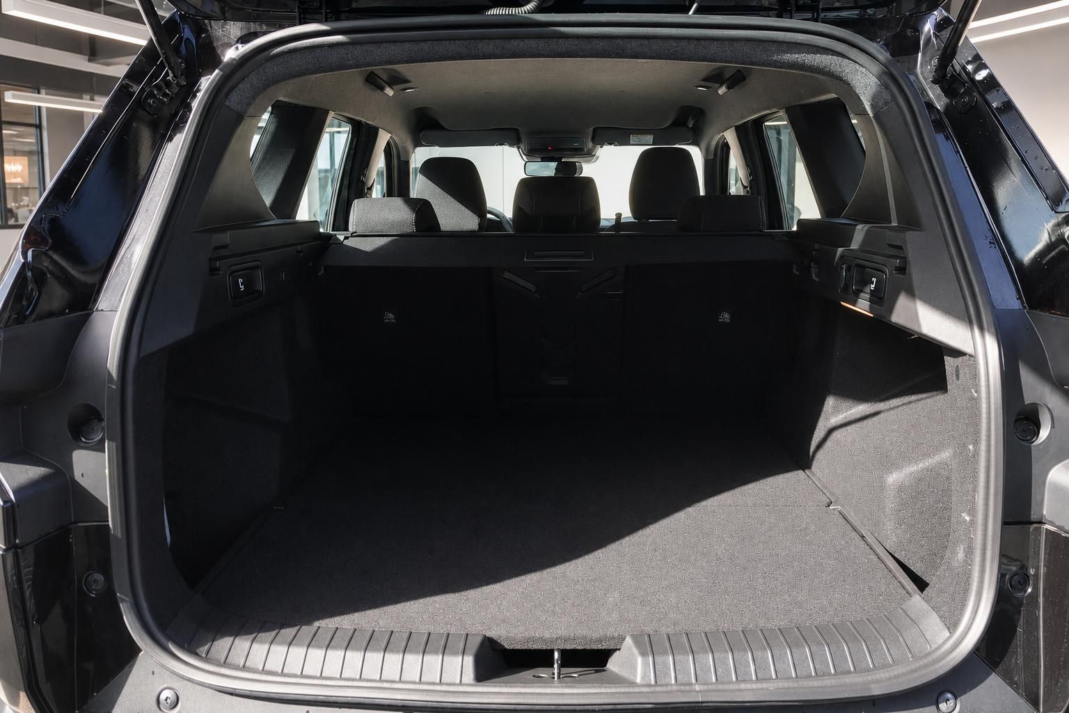 Kofferraum eines SUV mit umgeklappter Rückbank und viel Ladevolumen