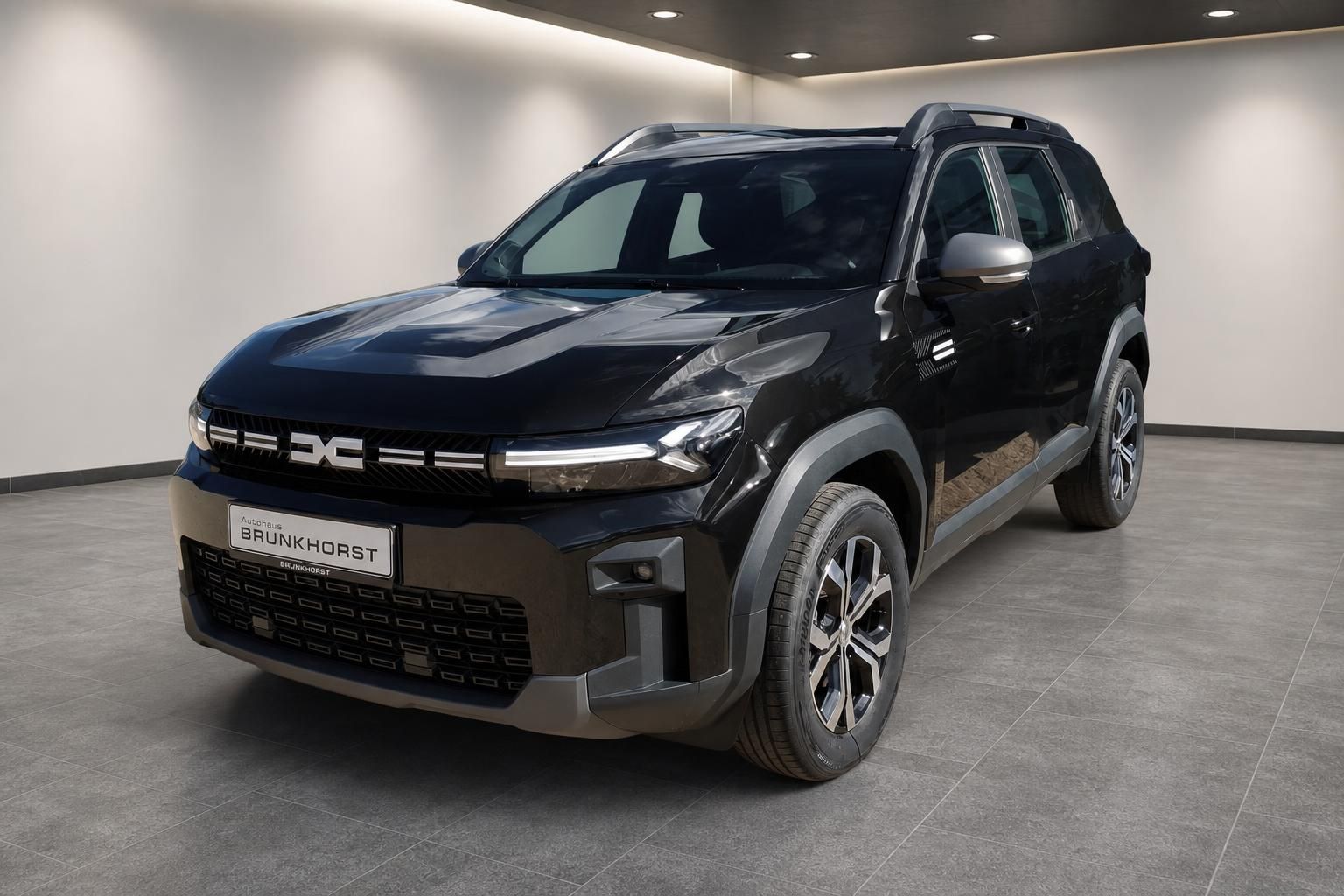Dacia Bigster schwarz SUV Seitenansicht vorne im Showroom