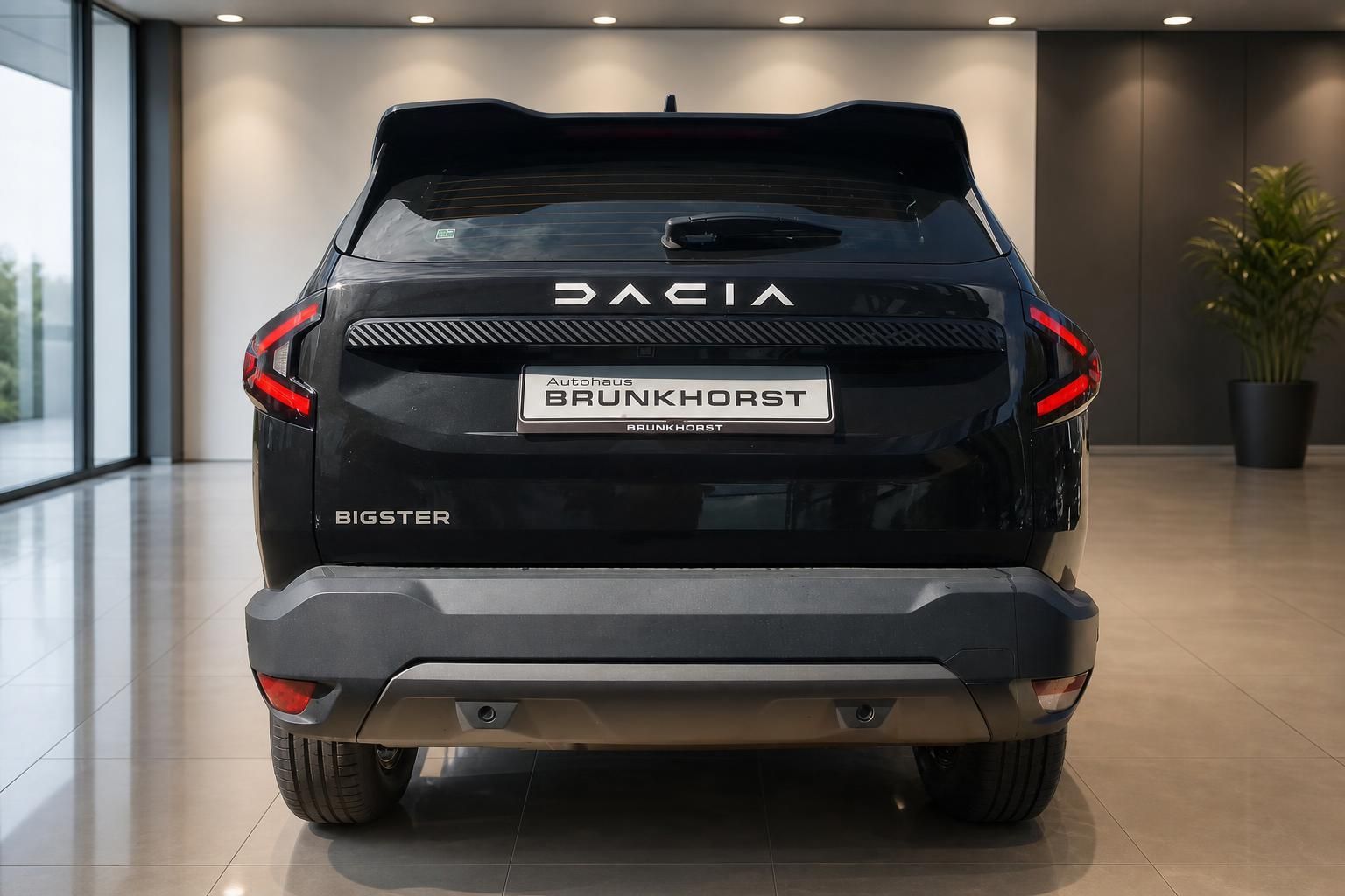 Dacia Bigster schwarz Heckansicht mit Rueckleuchten im Autohaus
