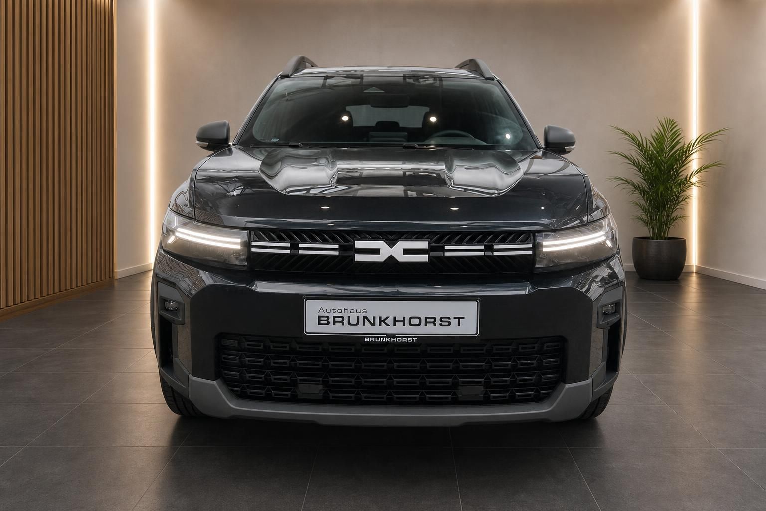 Dacia Bigster schwarz Frontansicht im Autohaus Brunkhorst Showroom