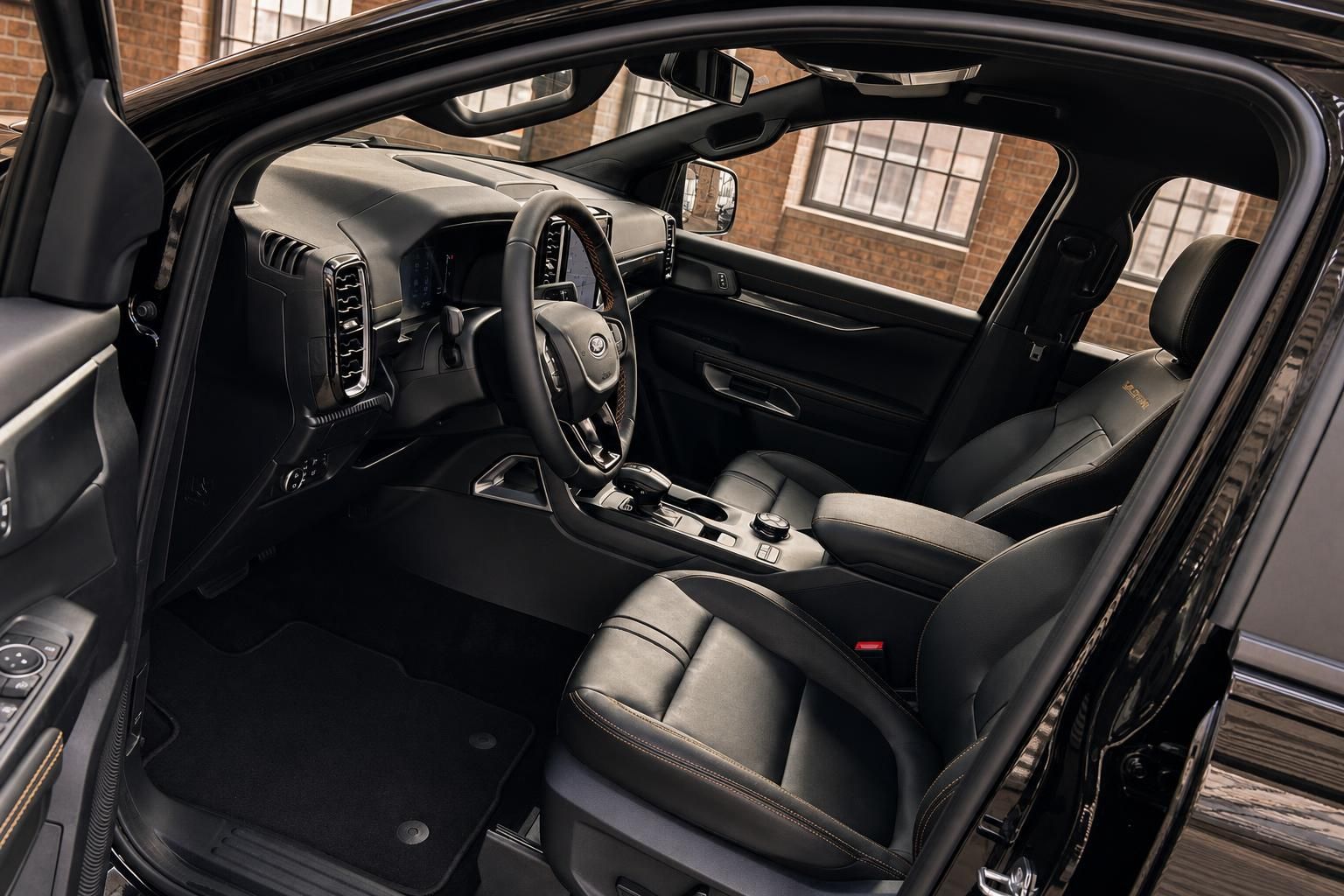 Ford Ranger Innenraum schwarz – Lenkrad, Cockpit, Ledersitze mit goldenen Nähten und Mittelkonsole