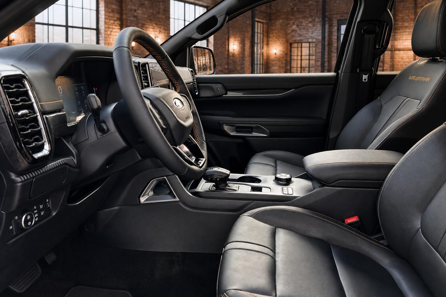 Ford Ranger Wildtrak Innenraum Fahrersitz Leder schwarz mit orangefarbener Ziernaht und Mittelkonsole