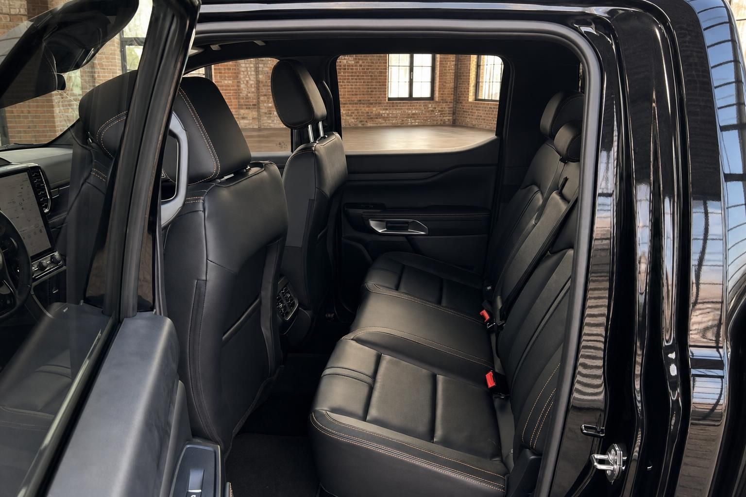 Ford Ranger Wildtrak Rücksitzbank schwarzes Leder mit orangefarbener Naht geräumiger Fond