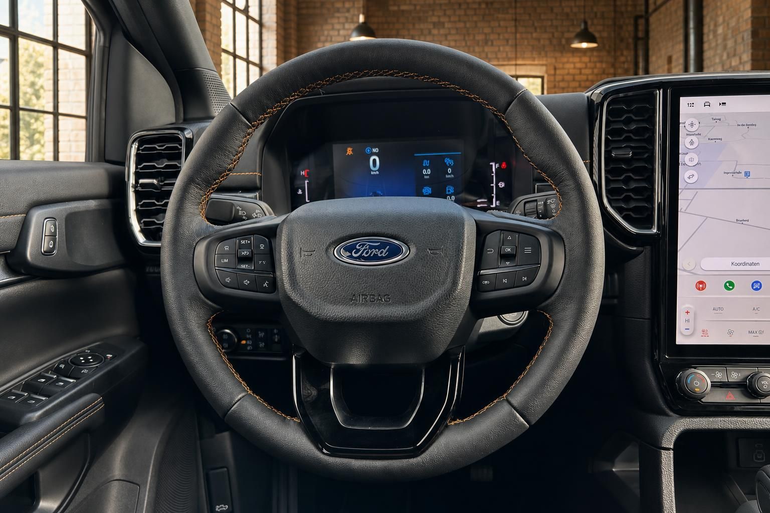 Ford Ranger Wildtrak Lenkrad mit Ford-Logo Airbag orangefarbener Naht und digitalem Kombiinstrument