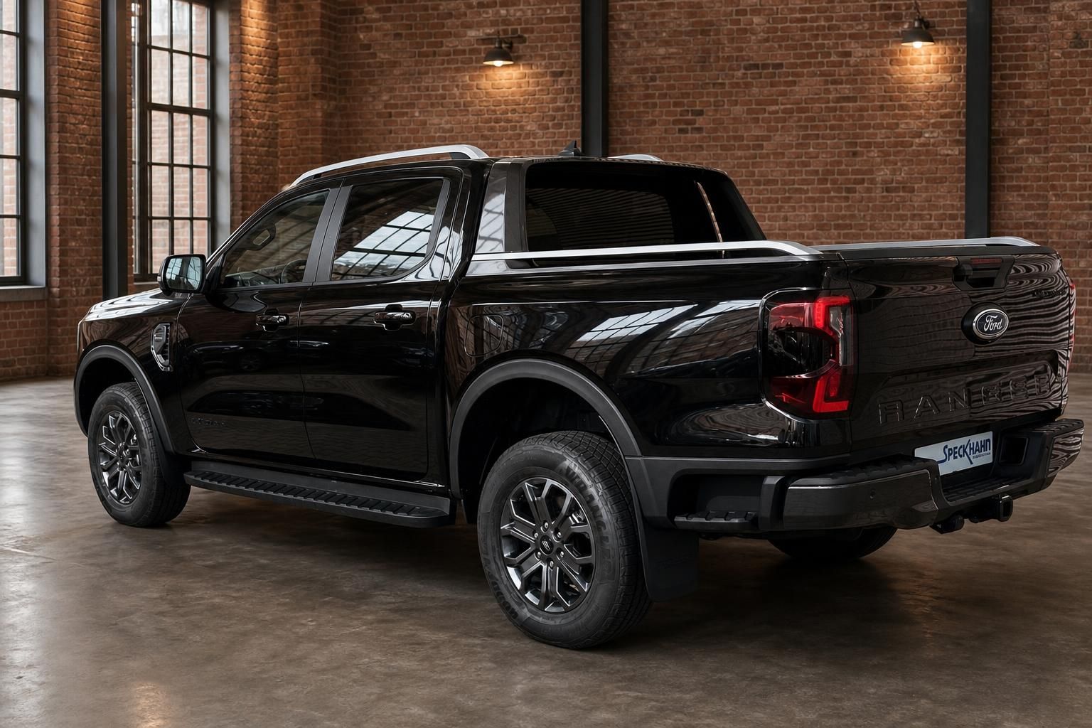 Ford Ranger Wildtrak schwarz Heckansicht schräg links mit Anhängerkupplung