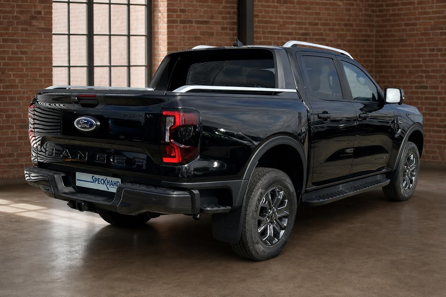 Ford Ranger Wildtrak schwarz Heckansicht schräg rechts mit Laderaumabdeckung