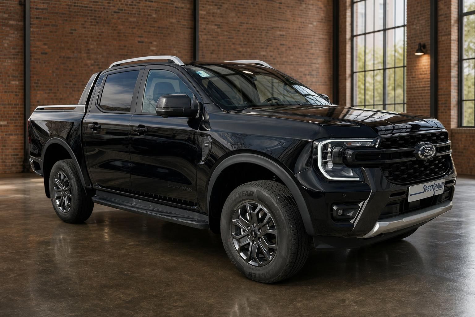 Ford Ranger Wildtrak schwarz Frontansicht schräg links im Showroom