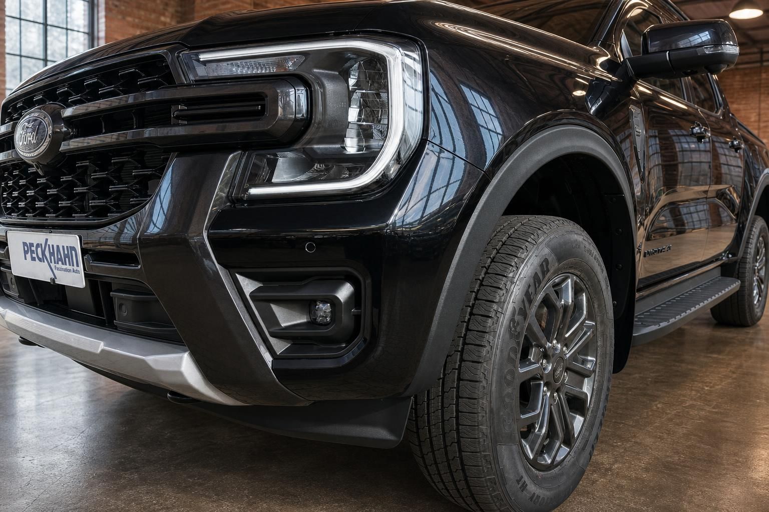 Ford Ranger schwarz Detailaufnahme Frontpartie mit LED-Scheinwerfer, Kühlergrill und Vorderrad
