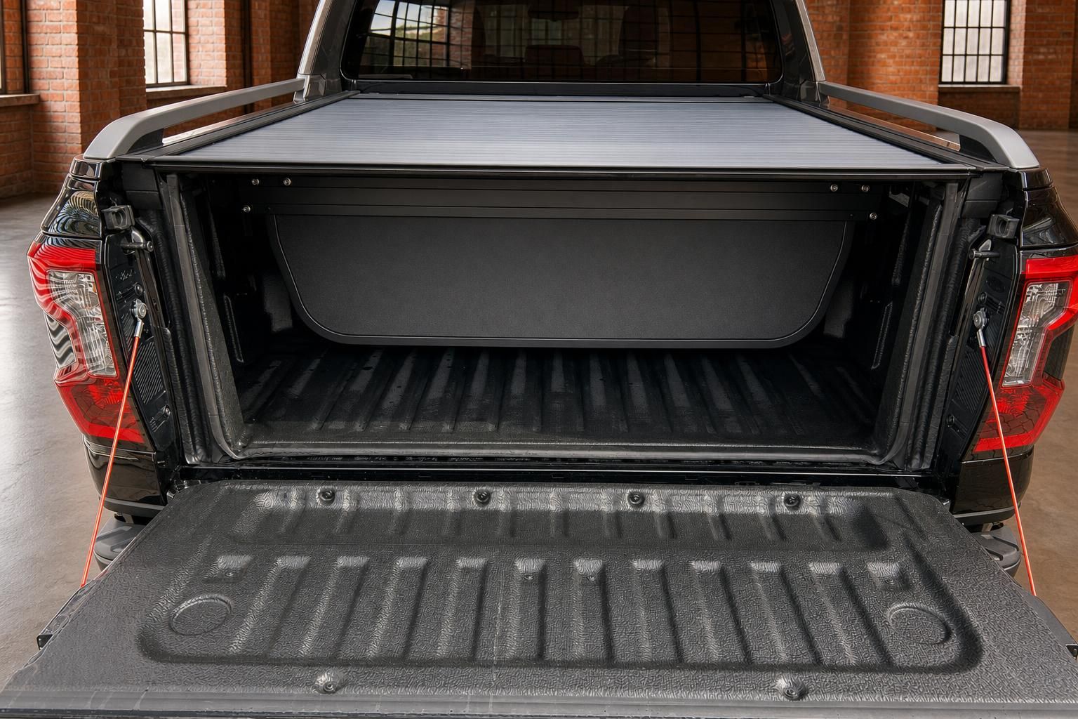 Ford Ranger Pickup Ladeflächenabdeckung geöffnet – geräumige schwarze Ladefläche mit Rollo