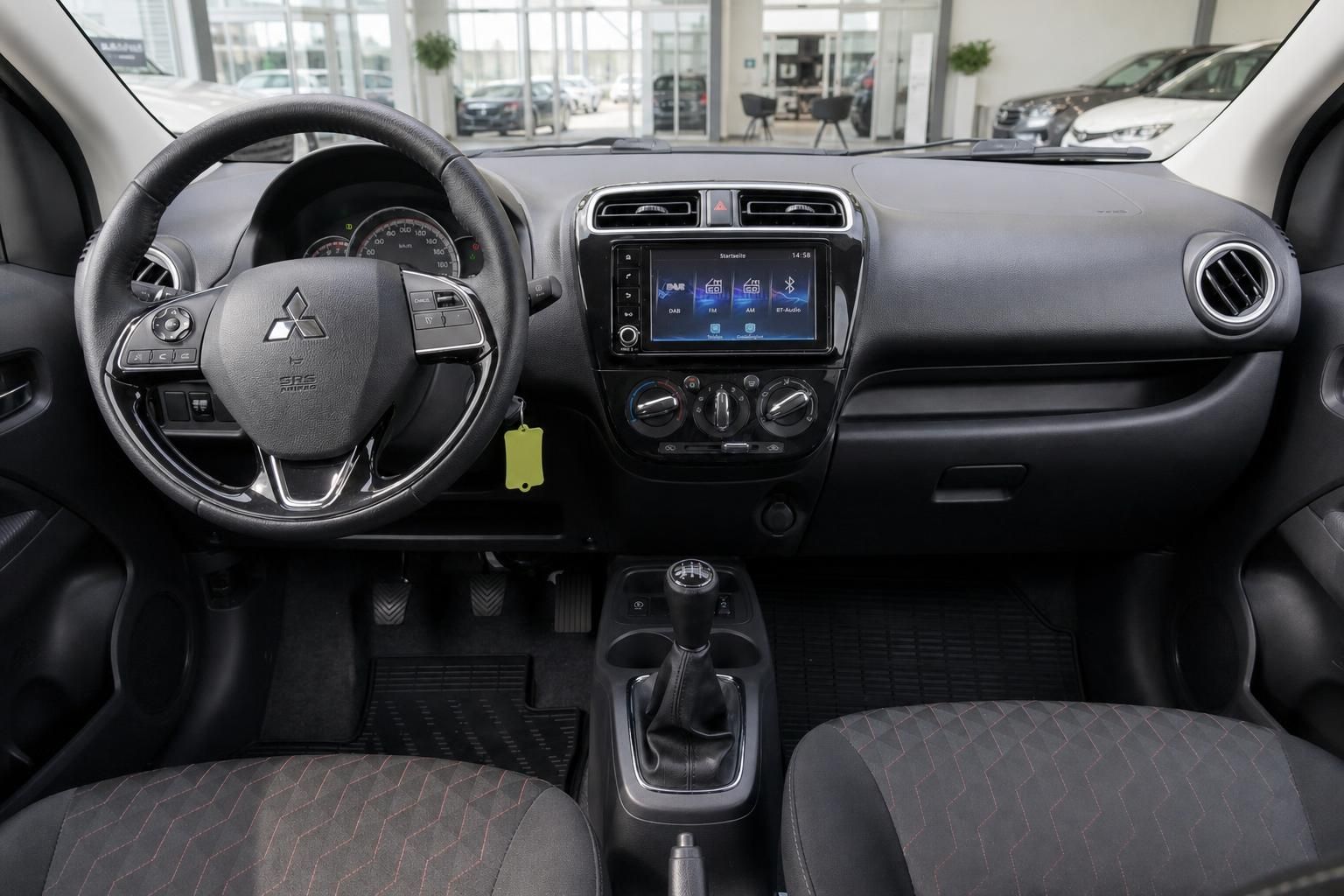 Mitsubishi Space Star Cockpit mit Lenkrad und Multimedia-Display