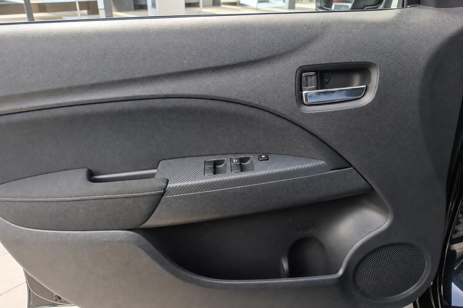 Türverkleidung mit Fensterheber-Bedienelementen im Fahrzeug