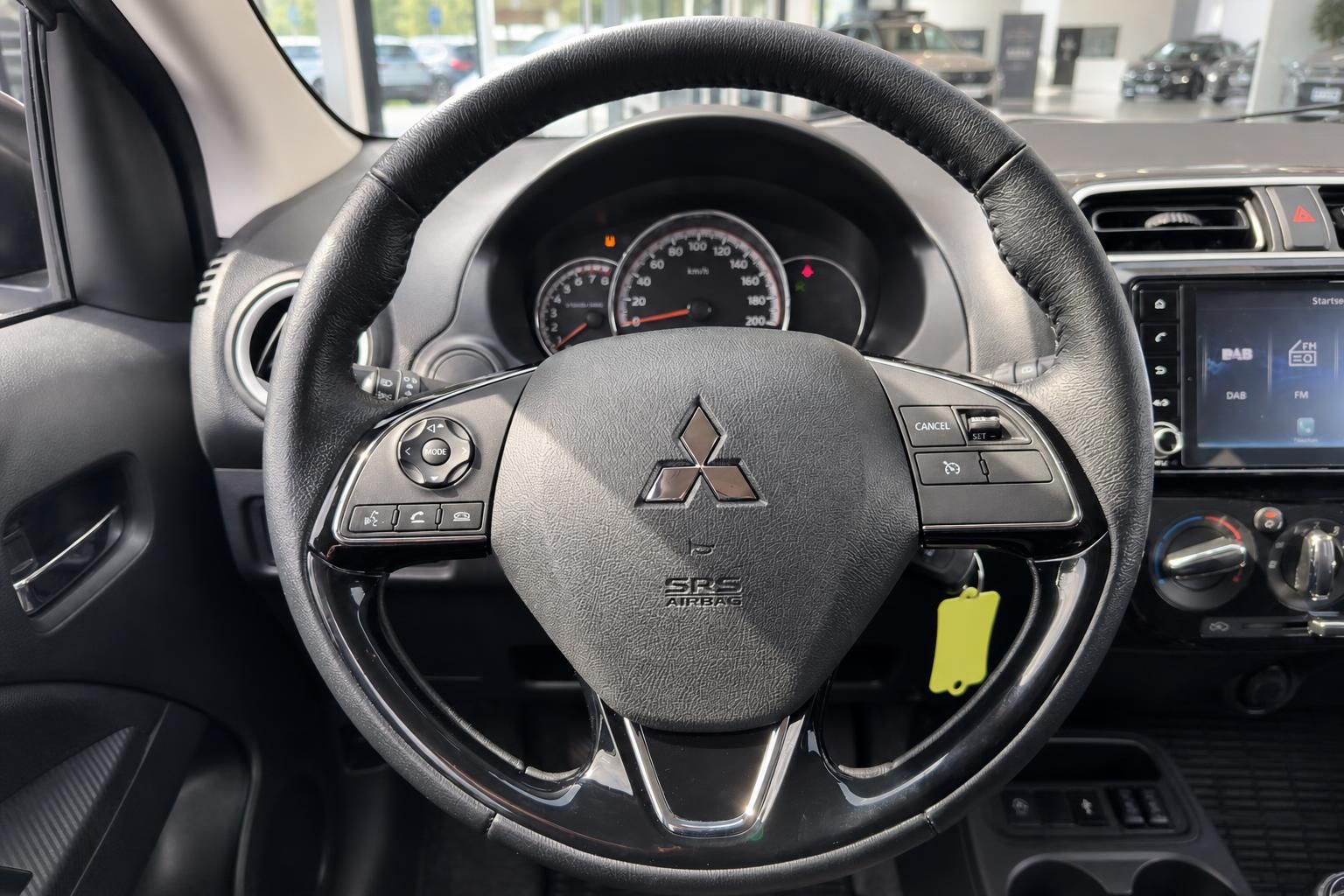 Mitsubishi Lenkrad mit Multifunktionstasten und Tacho im Innenraum