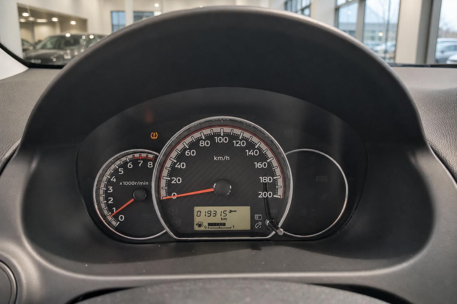 Tacho und Kombiinstrument mit Kilometerstand im Fahrzeug