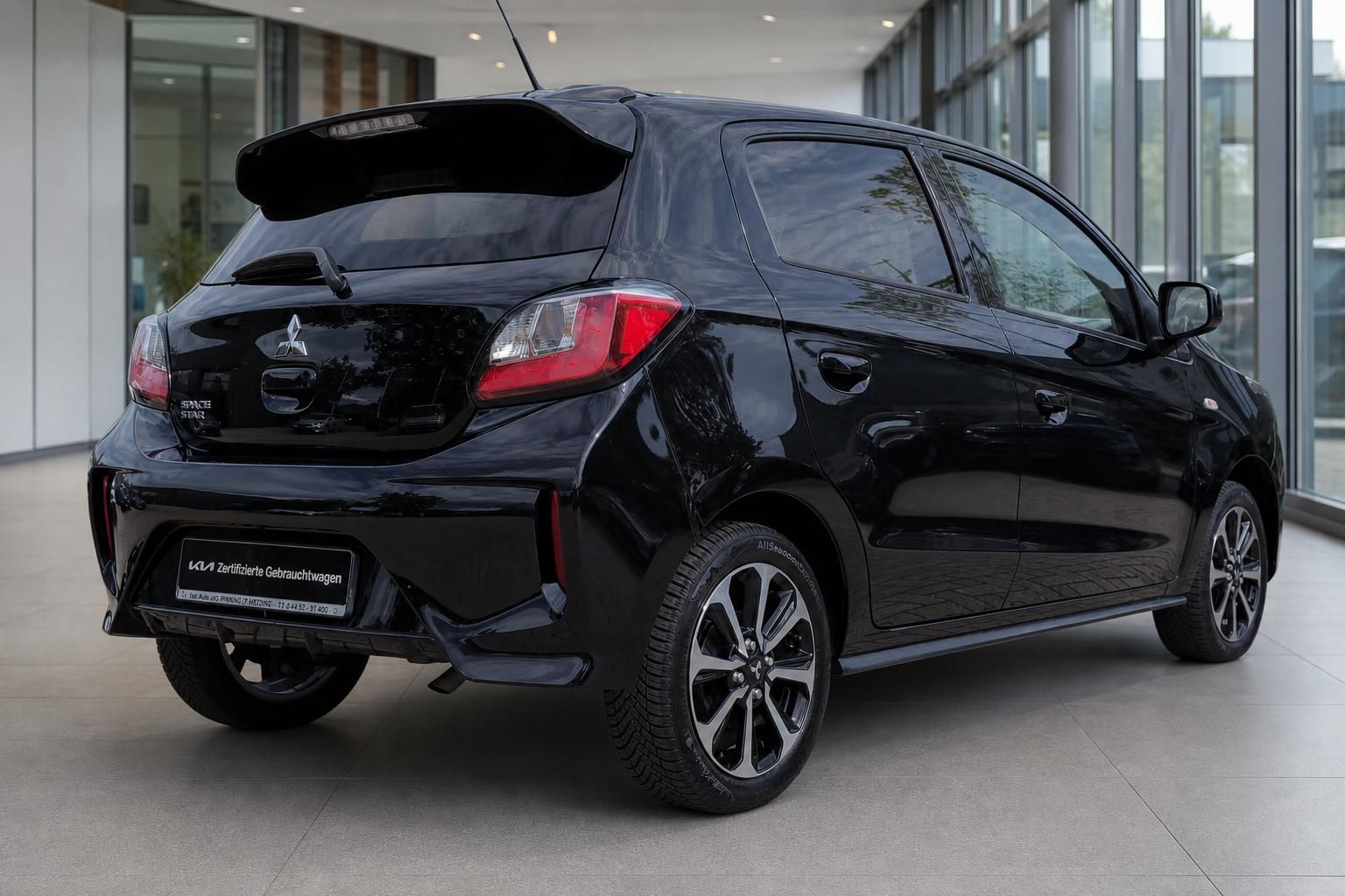 Mitsubishi Space Star schwarz Heckansicht im Showroom