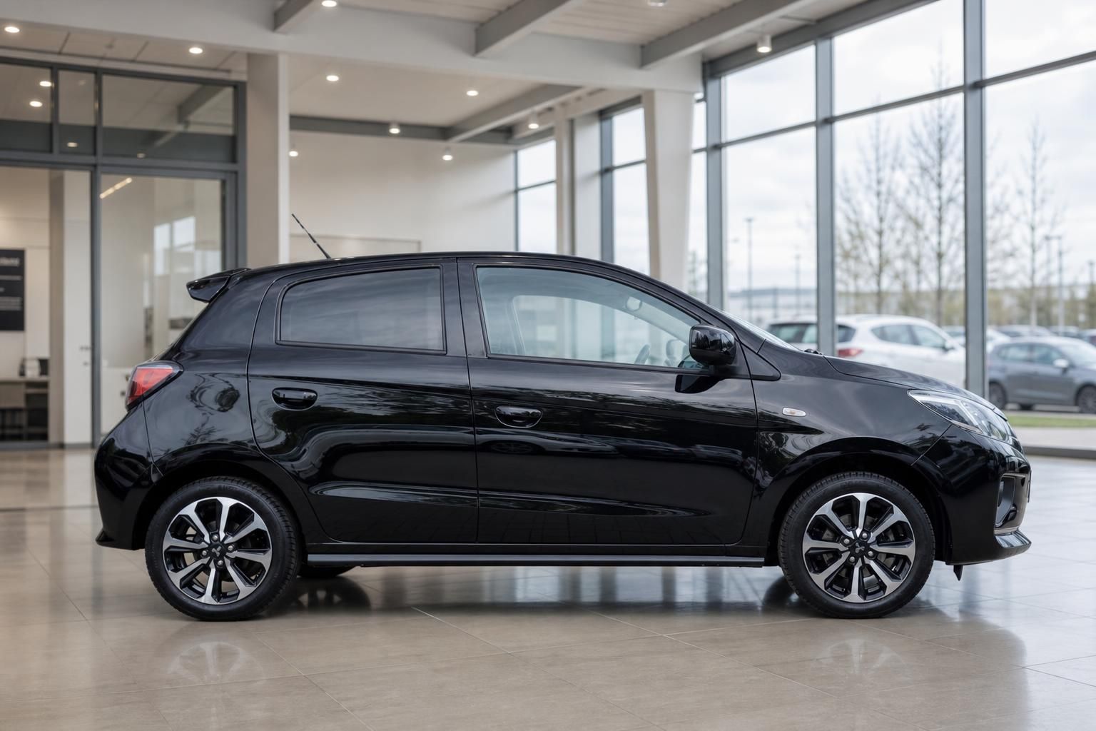 Mitsubishi Space Star schwarz Seitenansicht im Showroom