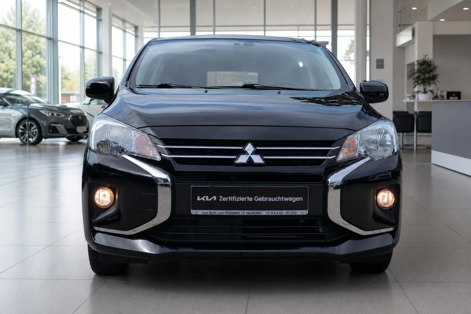 Mitsubishi Space Star schwarz Frontansicht im Autohaus