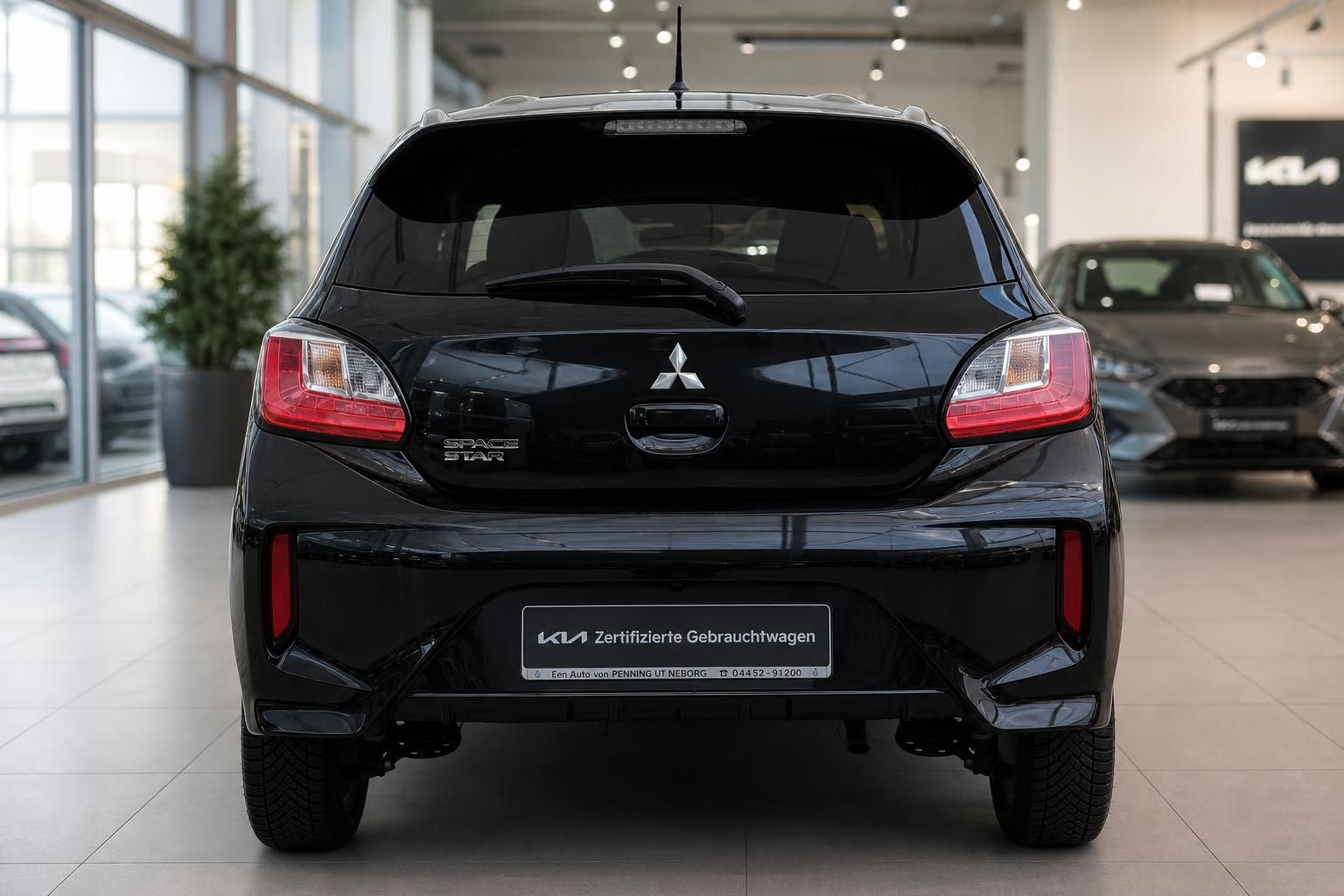 Mitsubishi Space Star schwarz, Heckansicht im Autohaus