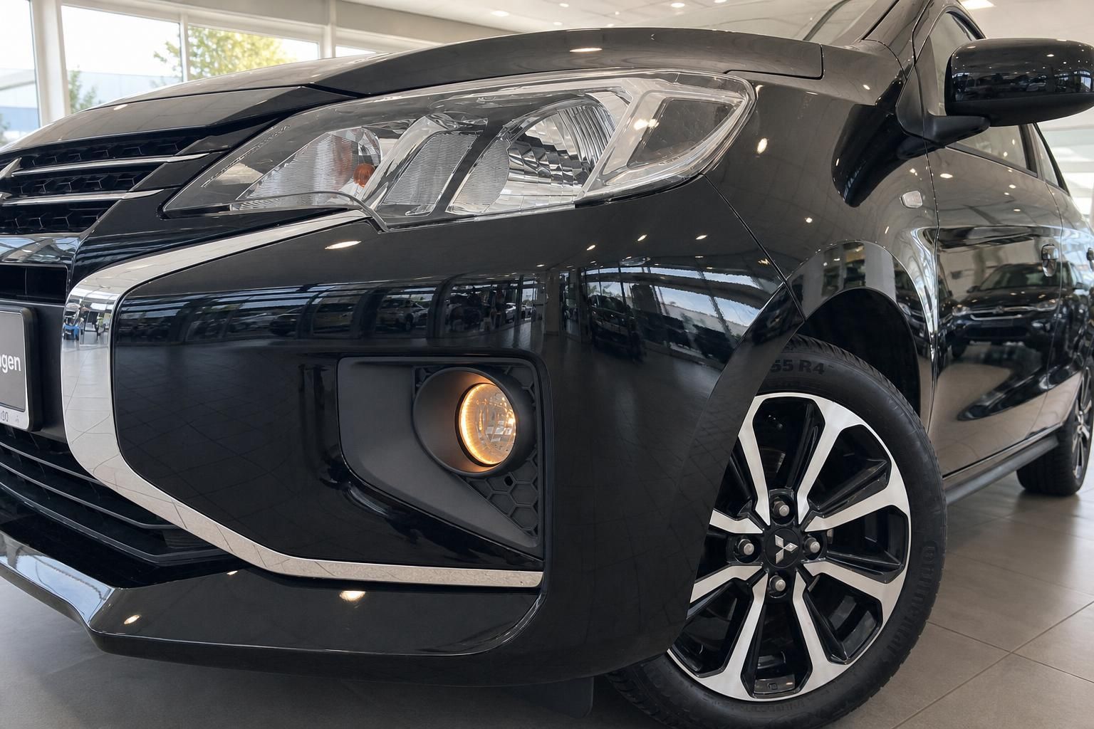 Mitsubishi Space Star schwarz, Detailansicht Frontscheinwerfer und Felge