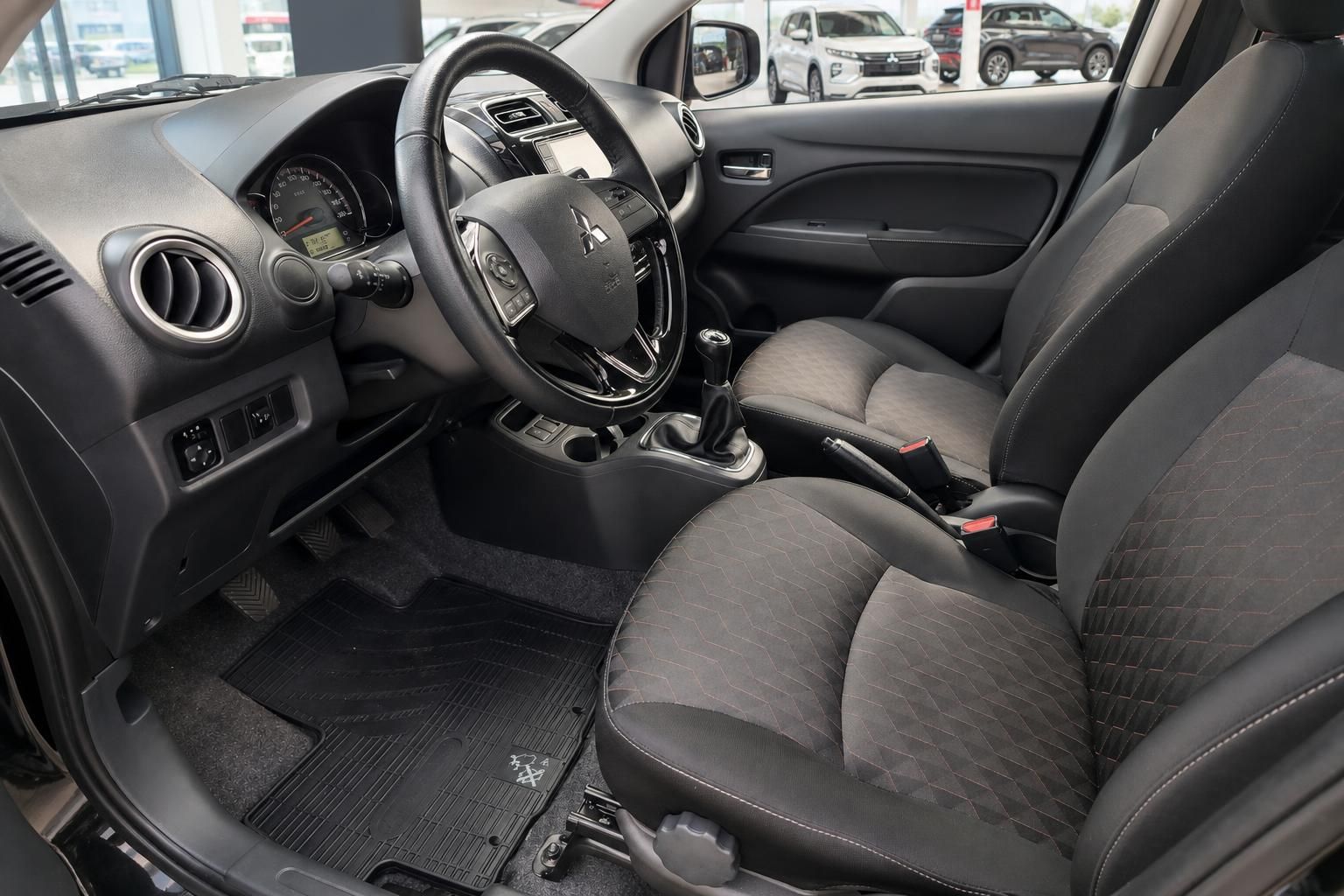 Mitsubishi Space Star Innenraum, Fahrersitz und Armaturenbrett