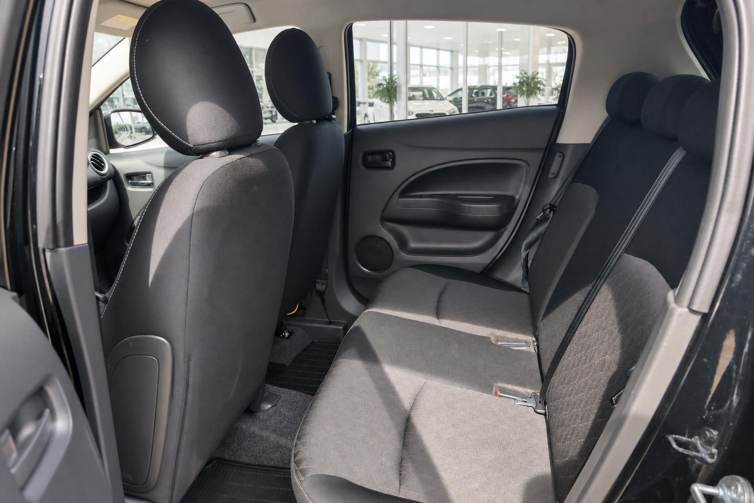 Mitsubishi Space Star Innenraum, Rücksitze und Türverkleidung