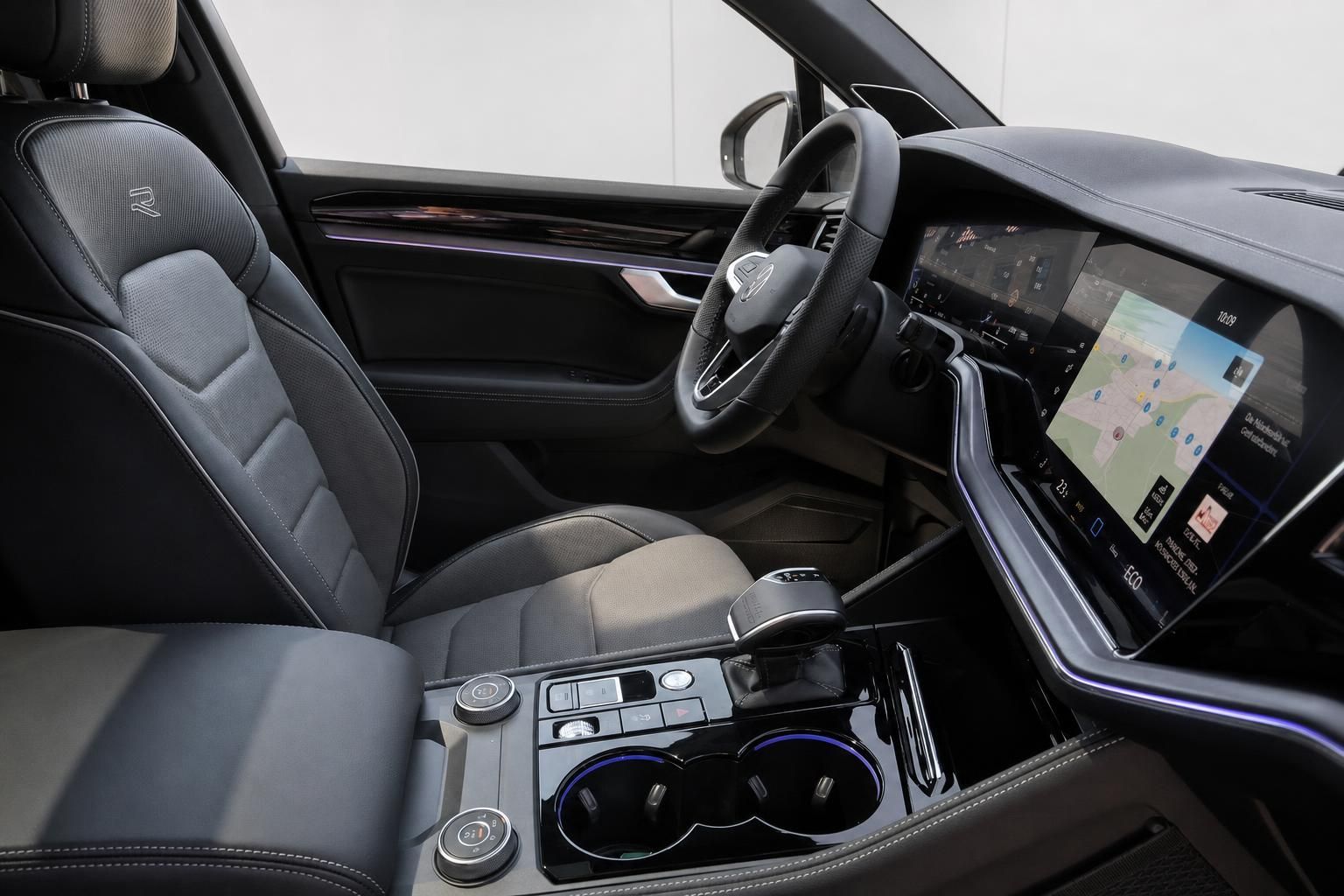 VW Touareg Innenraum mit Sportsitzen und Navigationsdisplay