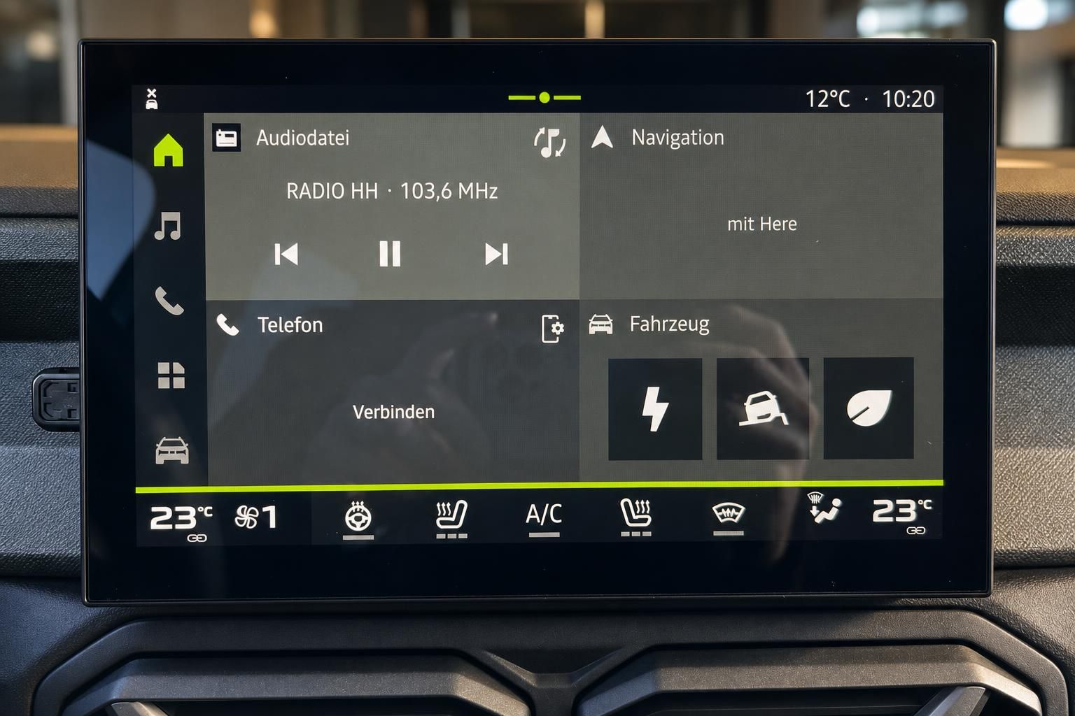 Infotainment-System Touchscreen mit Navigationsfunktion und Klimasteuerung