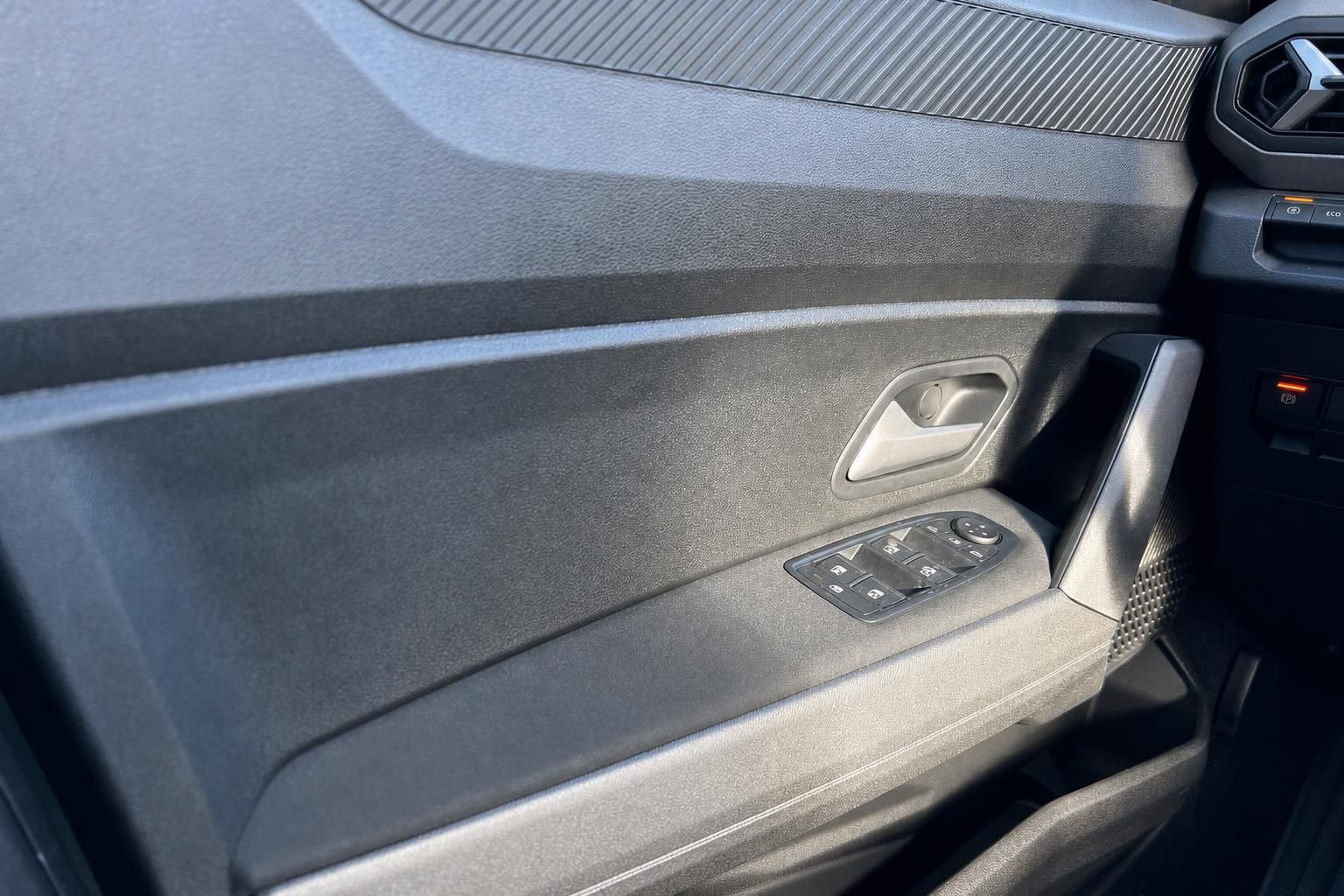 Fahrzeugtür-Innenverkleidung mit elektrischen Fensterhebern und Türgriff