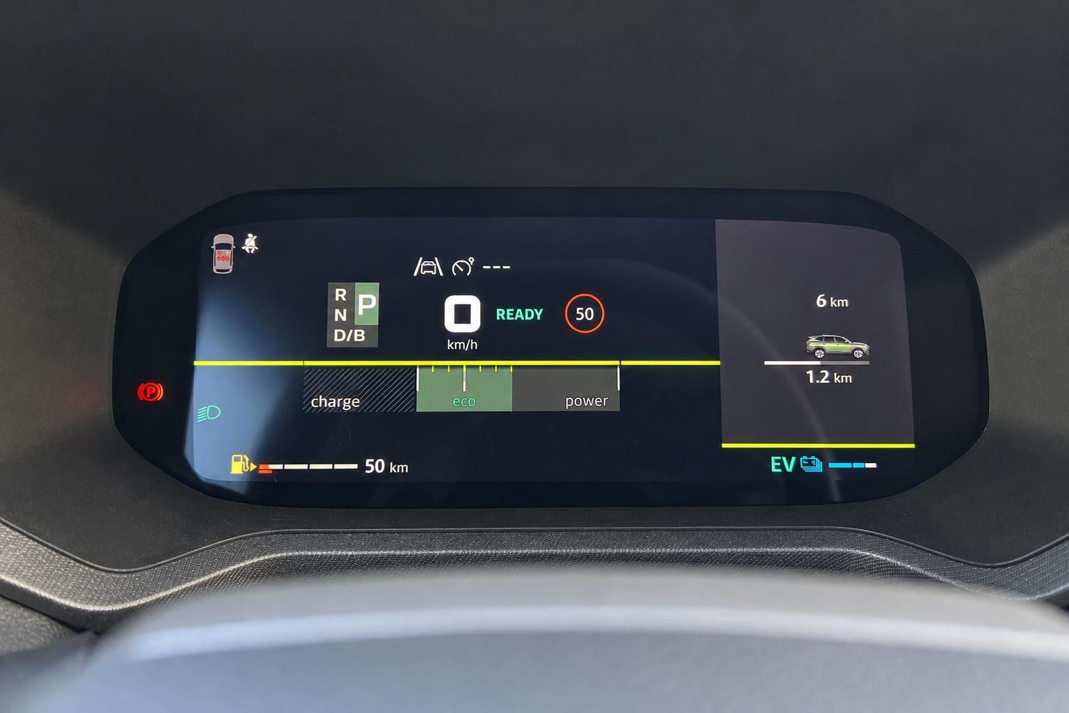 Digitales Armaturenbrett mit Hybrid-Anzeige und Ladebalken im Fahrzeug-Innenraum