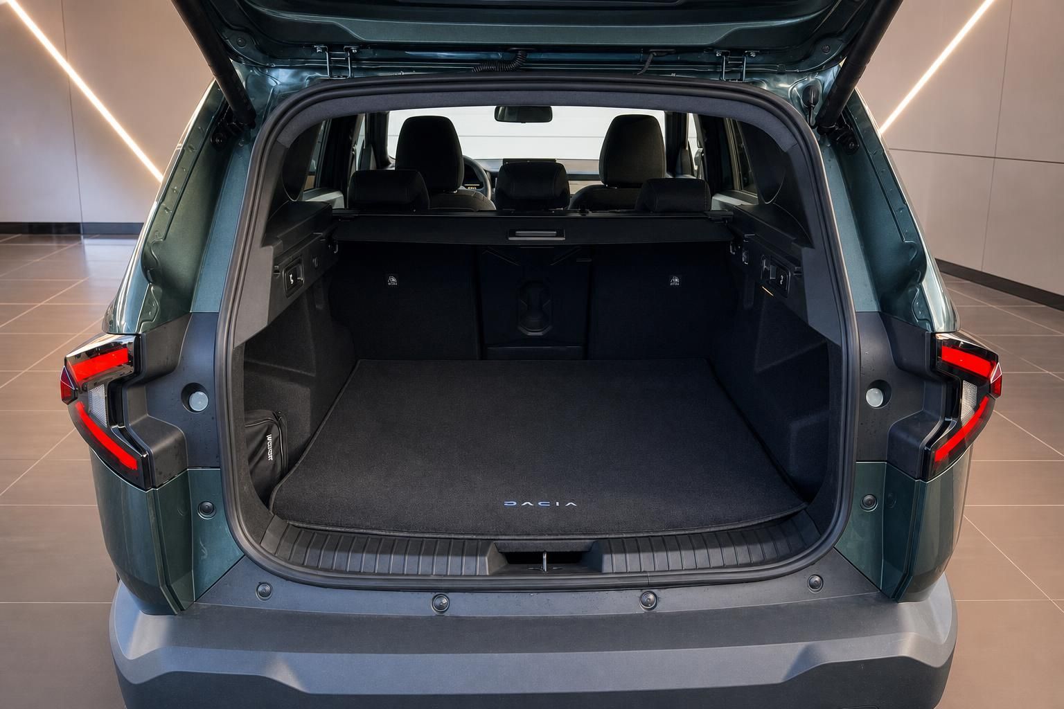 Kofferraum eines Dacia SUV mit geöffneter Heckklappe und schwarzer Auskleidung