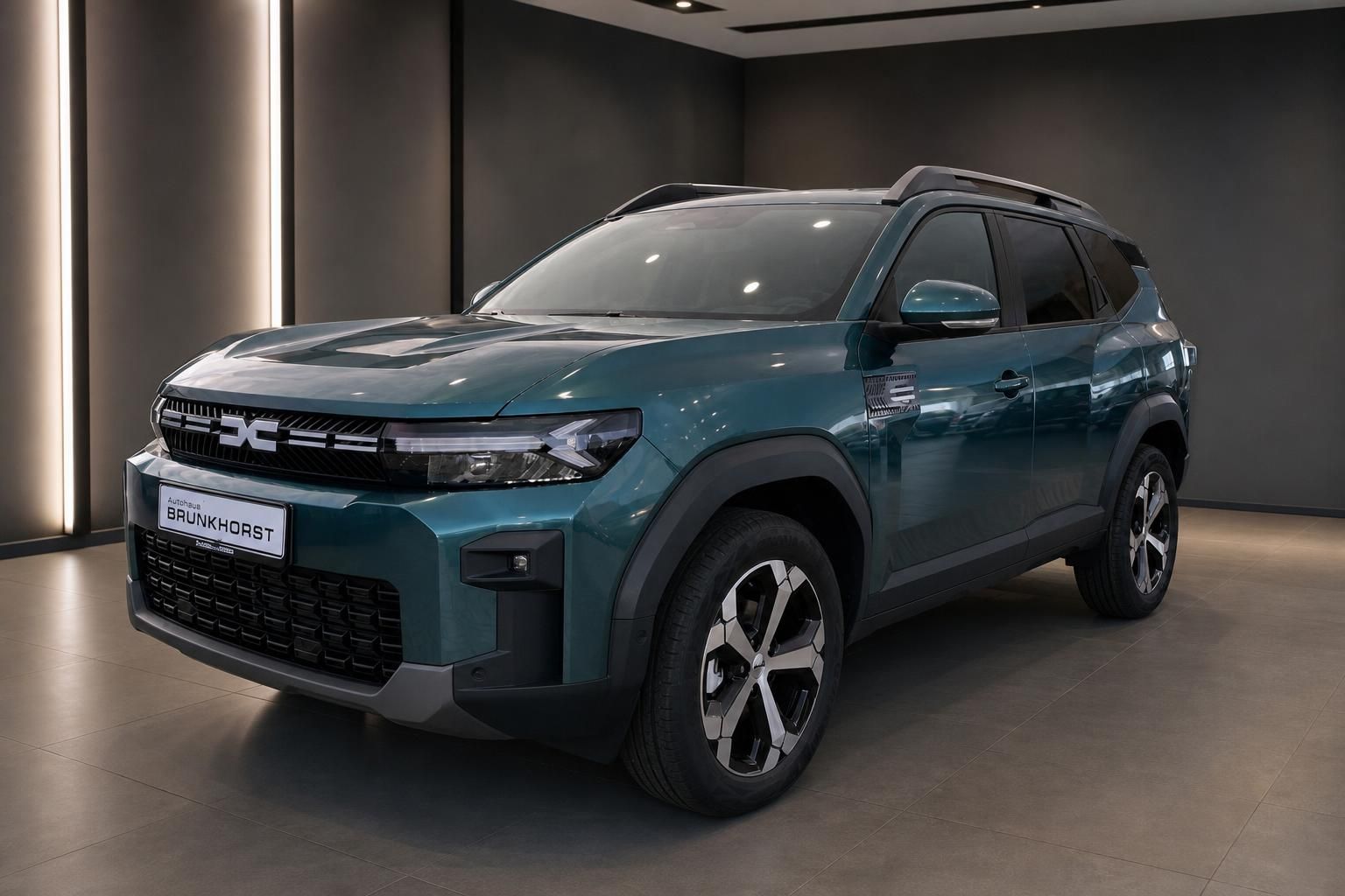 Dacia Bigster SUV in Grün - Seitliche Frontansicht im Autohaus Brunkhorst Showroom