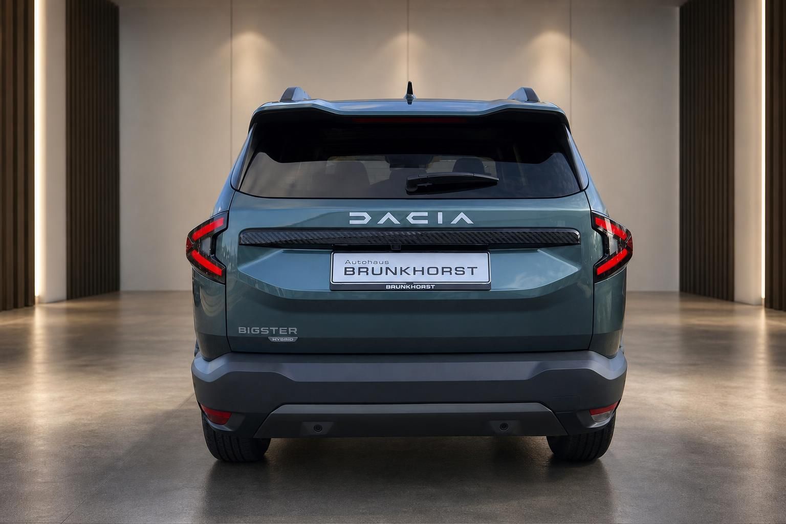Dacia Bigster SUV Heckansicht in Grün - Rückleuchten und Markenlogo bei Autohaus Brunkhorst