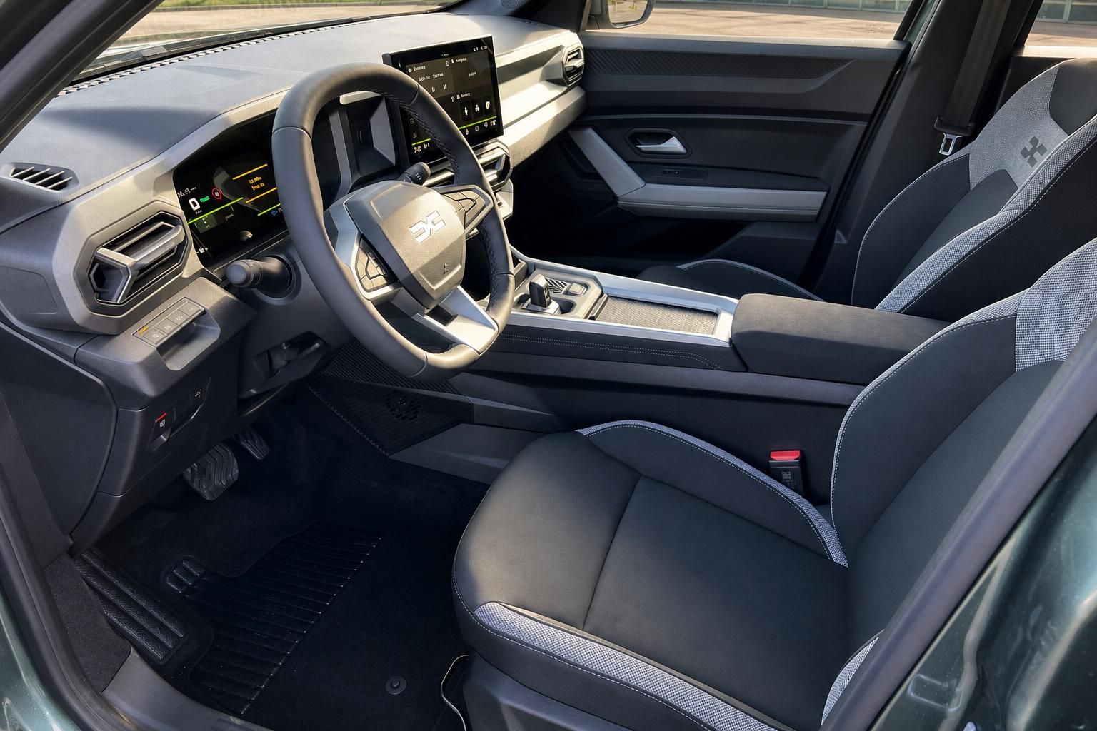 Dacia Bigster Innenraum - Armaturenbrett, Lenkrad und Sitze in grauem Design