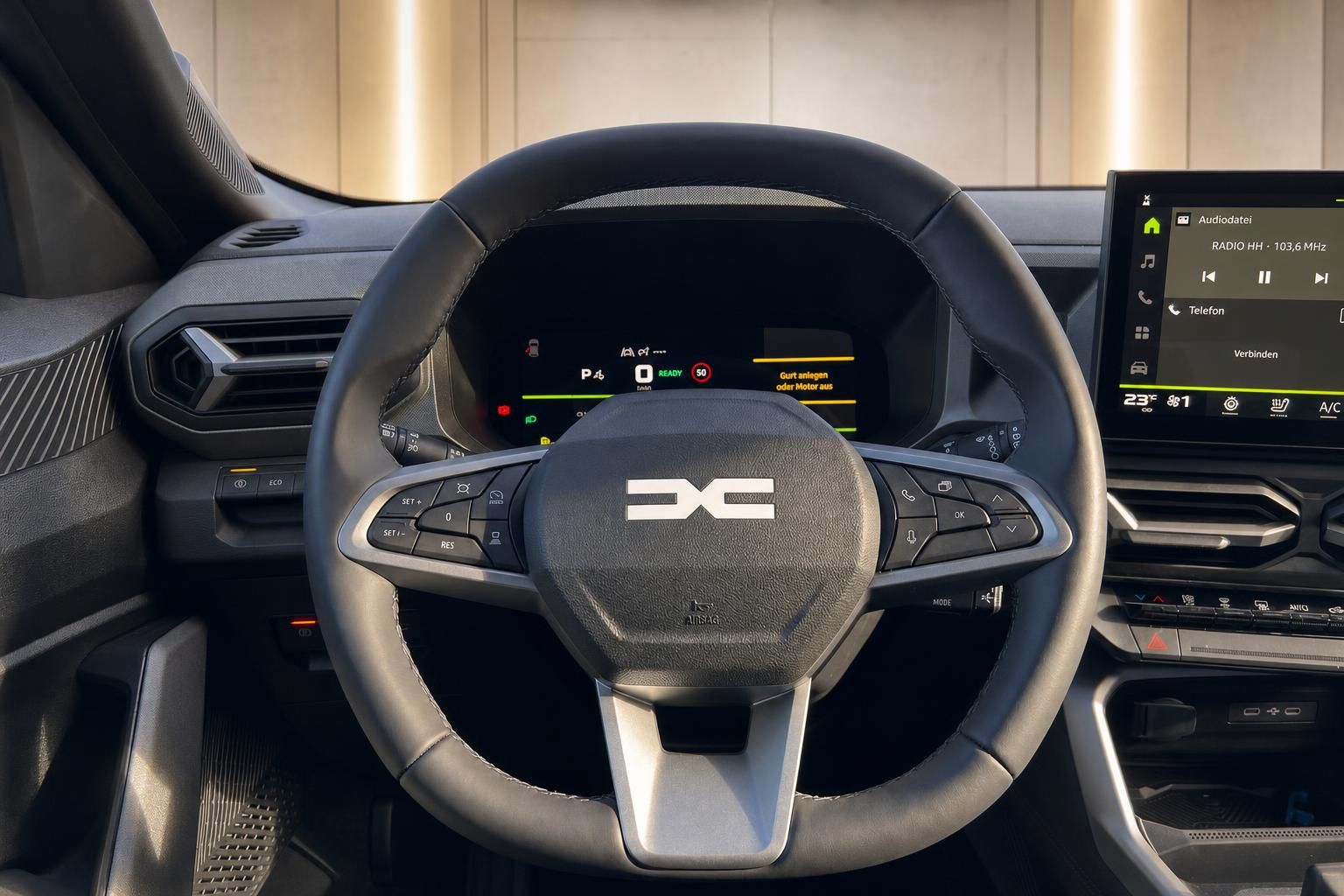 Dacia Bigster Cockpit Detail - Lenkrad mit Dacia Logo und digitales Armaturenbrett
