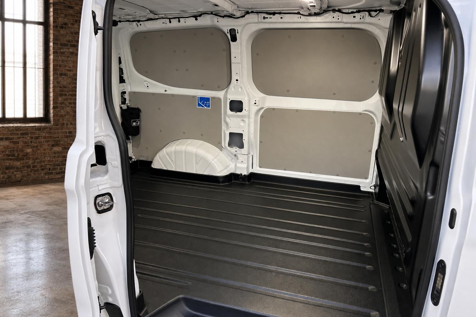 Ford Transit Laderaum mit offener Seitentür und Verkleidung