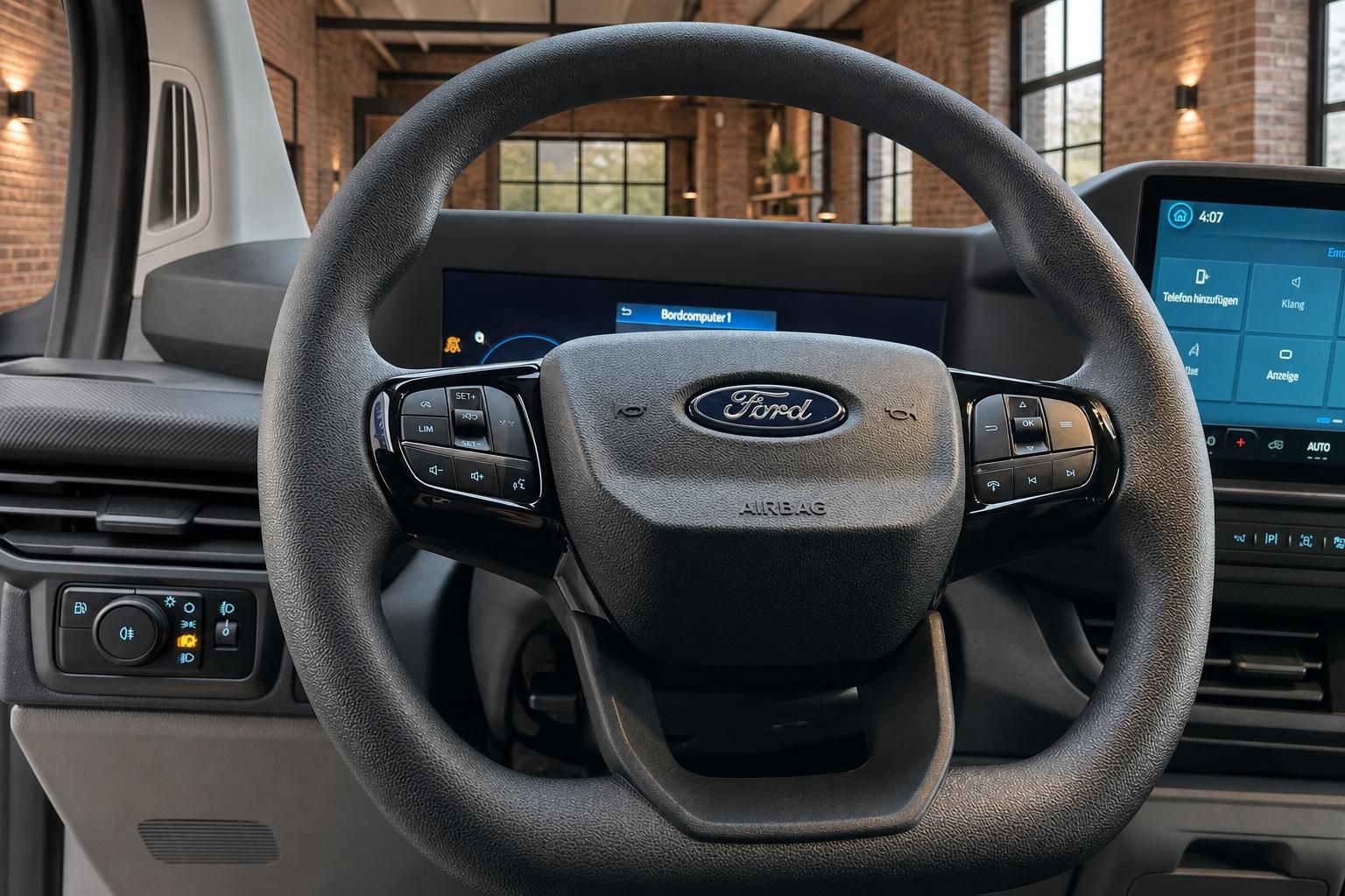 Ford Transit Lenkrad mit Bedienelementen und Infotainment-Display