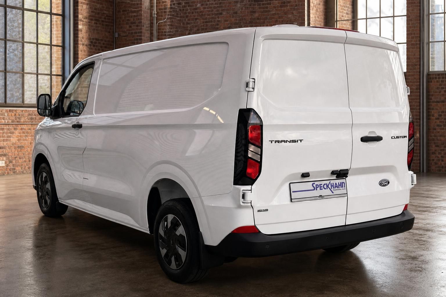 Ford Transit Custom weiß Heckansicht schräg mit Türgriffen und Rücklichtern
