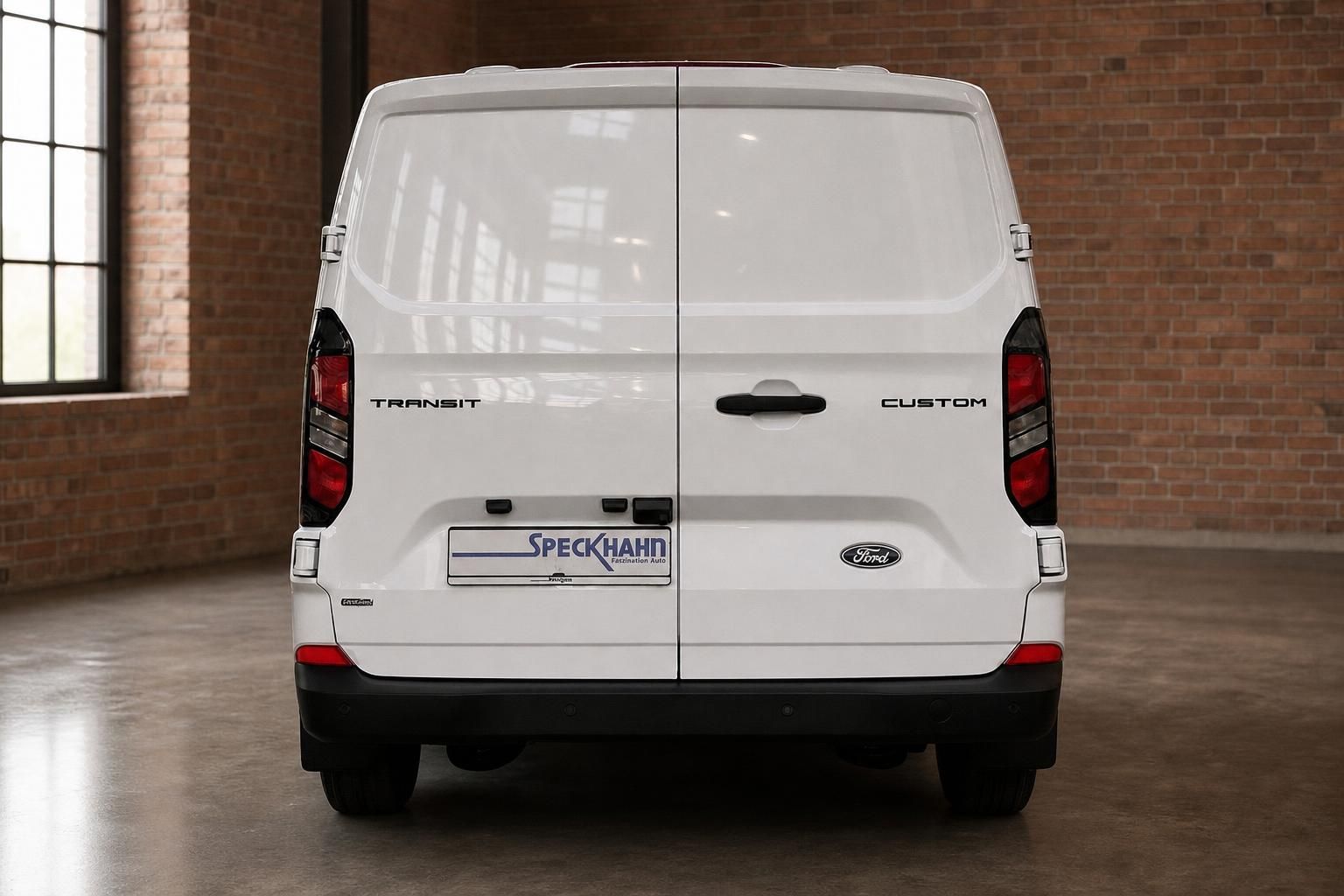 Ford Transit Custom weiß Heckansicht in Werkshalle mit Backsteinwand
