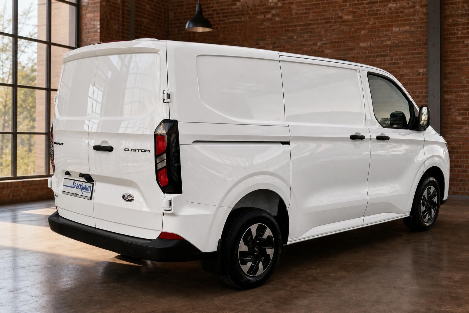 Ford Transit Custom weiß Heck-Seitenansicht mit offenem Blick auf Räder