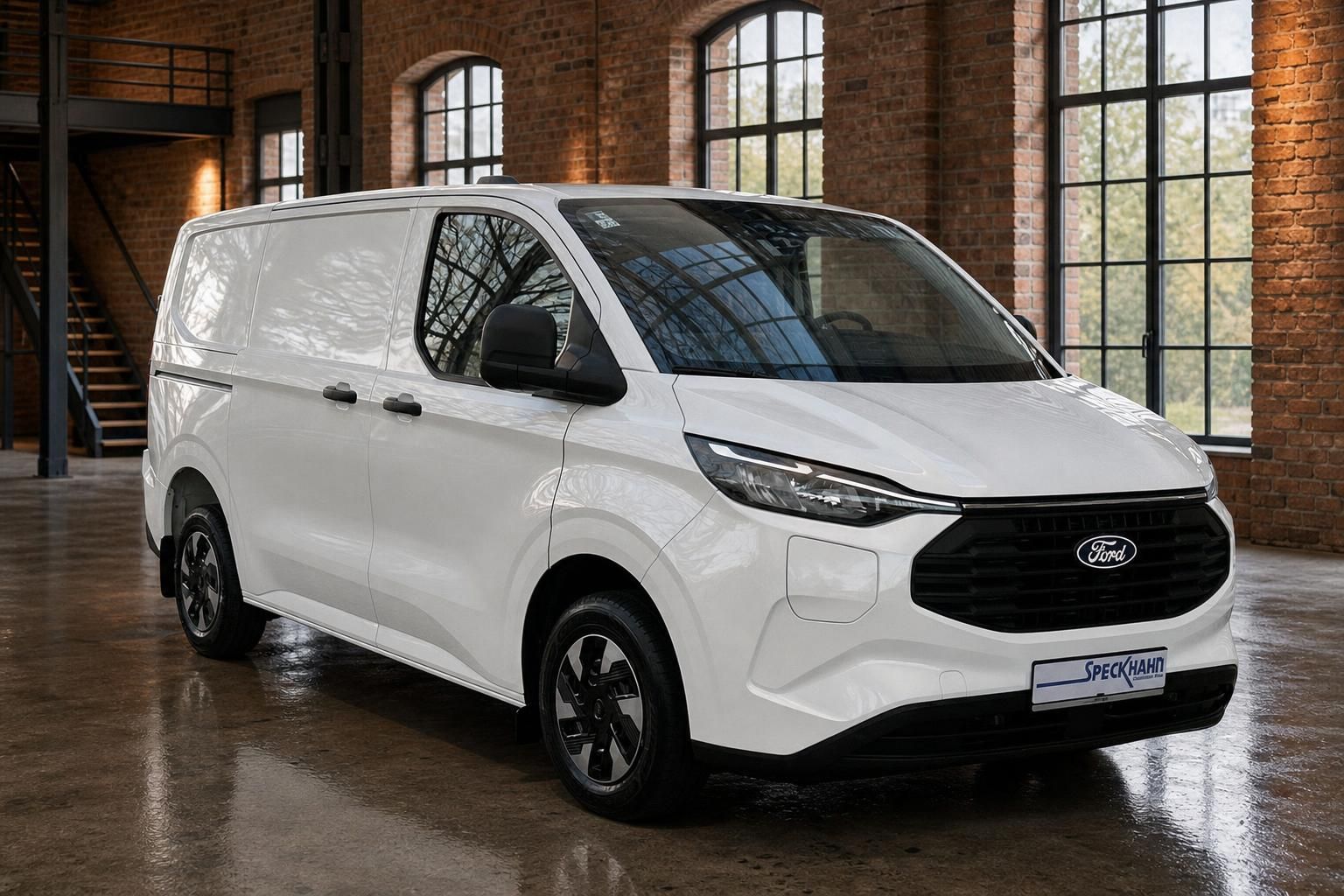 Ford Transit Custom weiß Frontansicht schräg in Industriehalle
