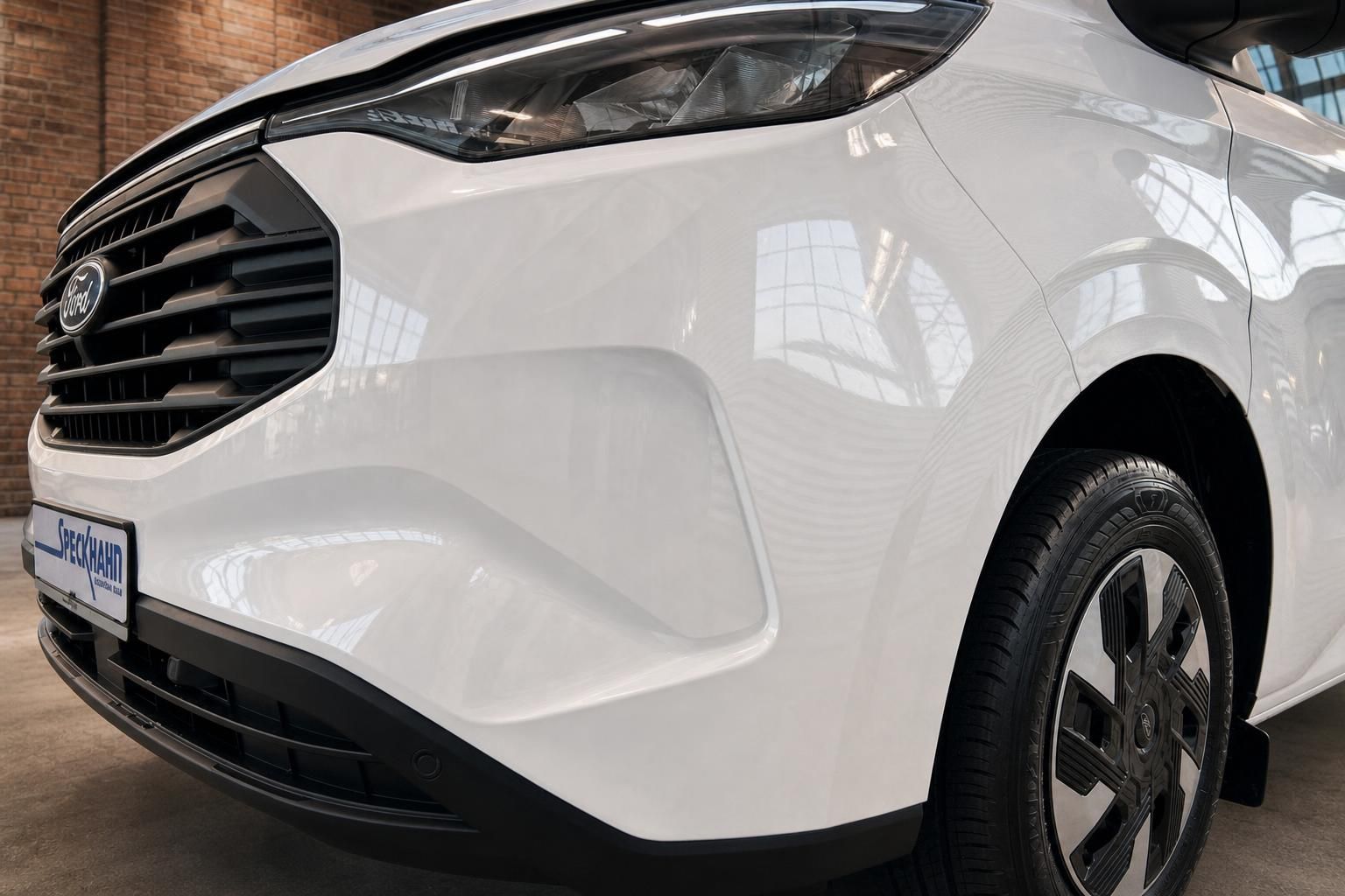 Ford Transit Custom weiß, Detailansicht Frontstoßstange und Felge
