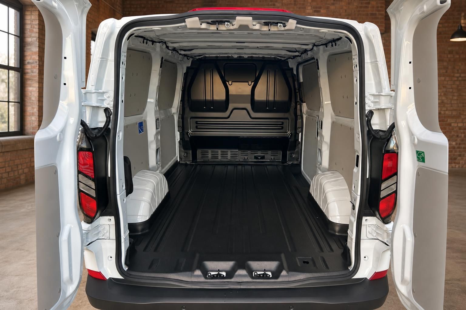 Ford Transit Custom Laderaum mit geöffneten Hecktüren, leer