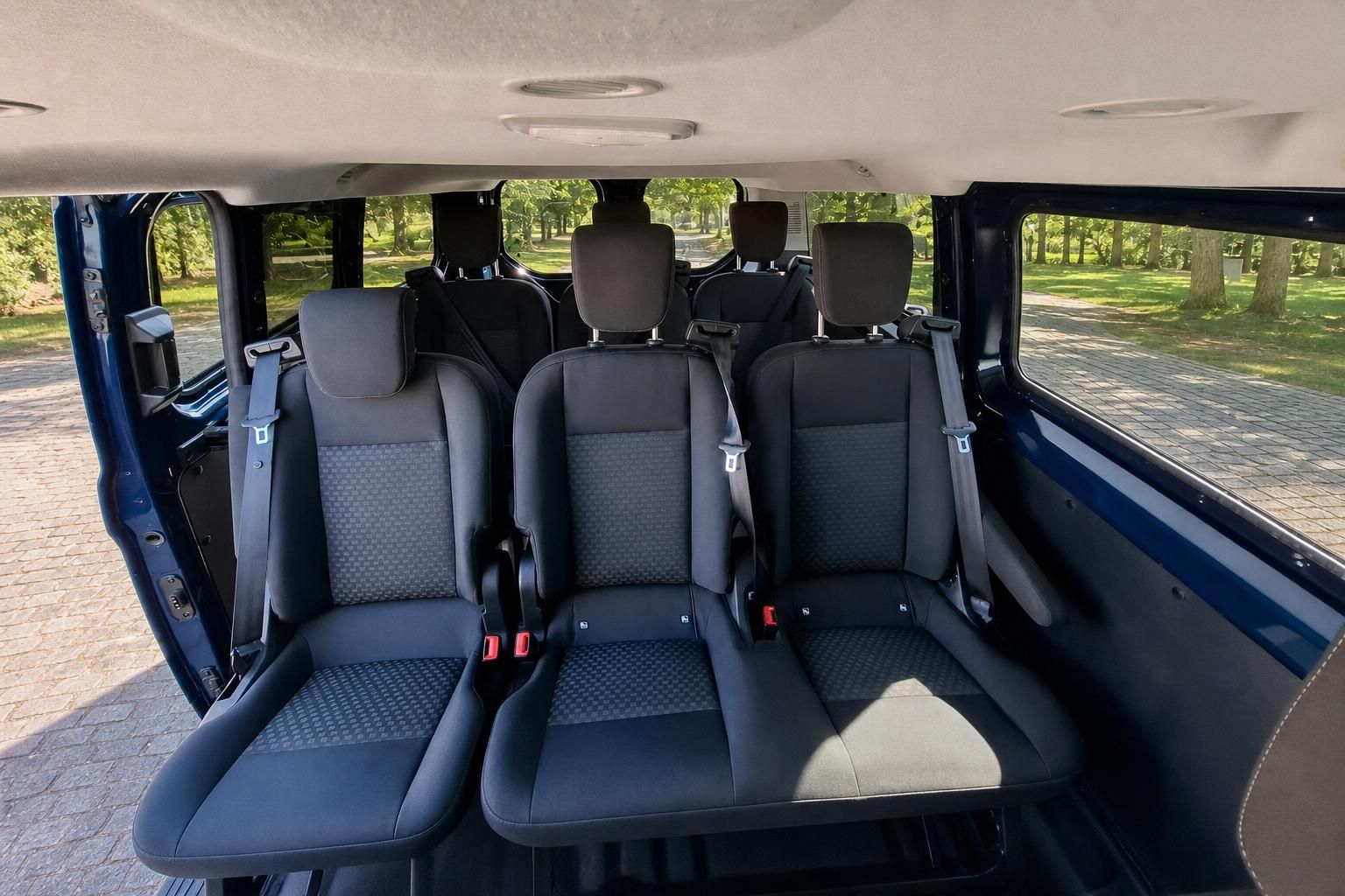 Ford Transit Rücksitzbank mit drei Sitzplätzen und Blick in den Park