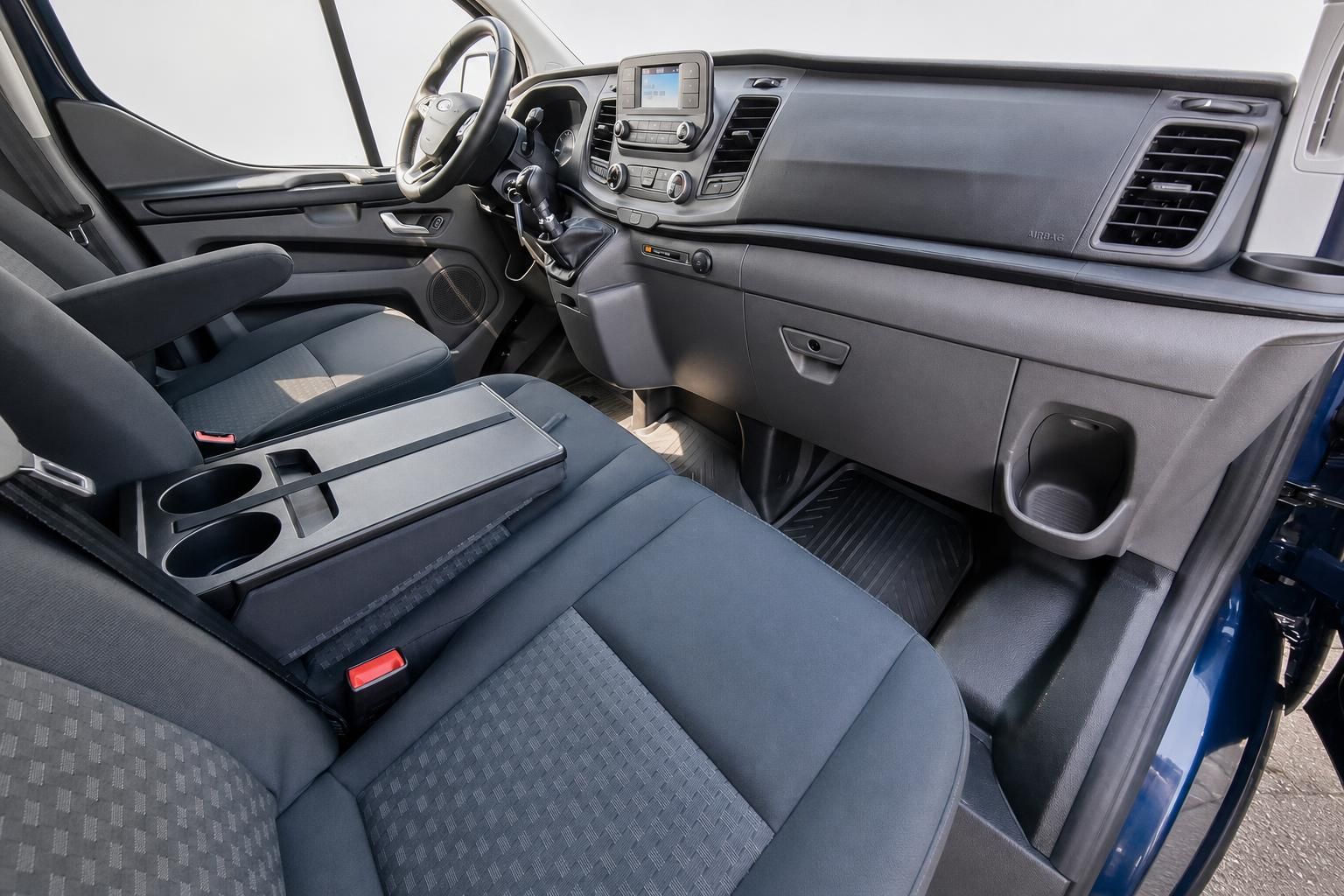 Ford Transit Cockpit mit Armaturenbrett, Lenkrad und Sitzen im Detail