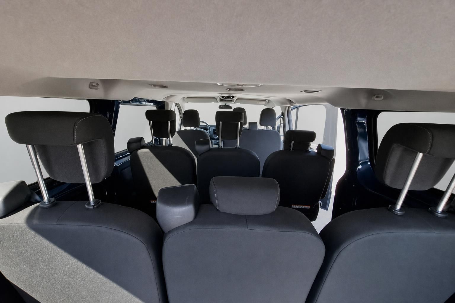 Ford Transit Innenraum mit mehreren Sitzreihen und Kopfstützen im Überblick