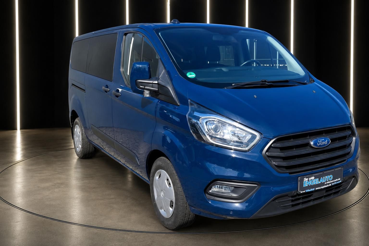 Ford Transit Custom blau Frontansicht schräg im Studio